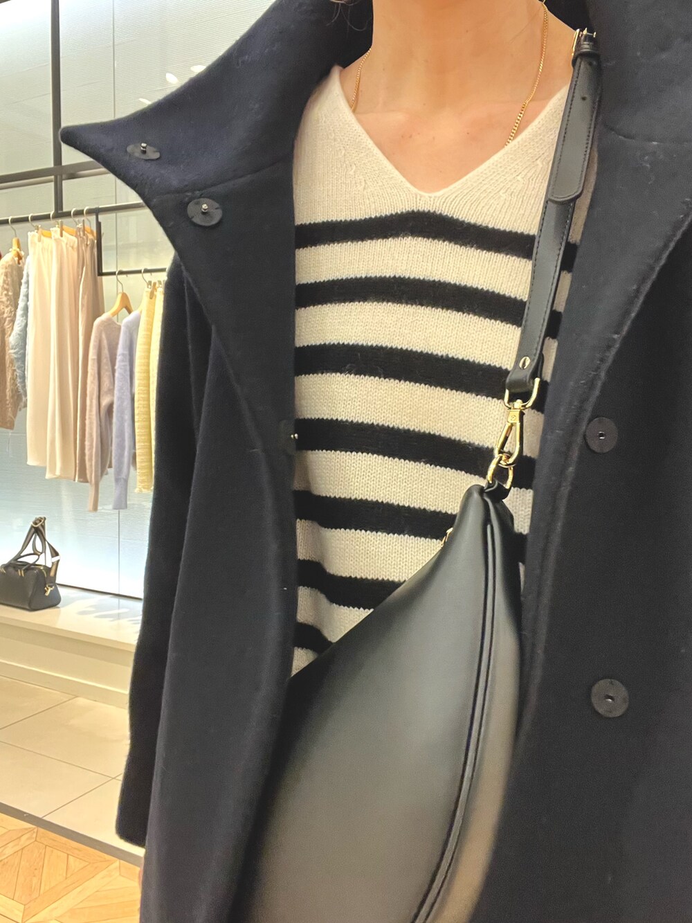 「大人可愛い、パンツスタイル、ボーダーニット、グレー、ネイビー、バッグ、40代女性、アラフォー、アラフィフ、ノーリーズ、きれいめカジュアル、高身長女子」｜「NOLLEY’S Sophiの《セットアップ対応》ウール混ウォッシャブルワイドパンツ（その他パンツ、グレー系）」を使った、akiyamaさん（レディース・168cm）の冬コーディネートの2枚目の写真