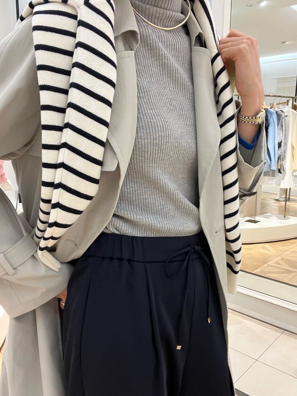 「カジュアルスタイル、大人可愛い、パンツスタイル、春服、リラックススタイル、ニットコーデ、アラフォー、アラフィフ、40代ファッション、40代女性、ノーリーズ、ノーリーズソフィー、トレンチコート、イージーパンツ」|「NOLLEY’S Sophiの撥水ライトトレンチコート(トレンチコート、グリーン系)」を使った、akiyamaさん(レディース・168cm)の冬コーディネートの2枚目の写真
