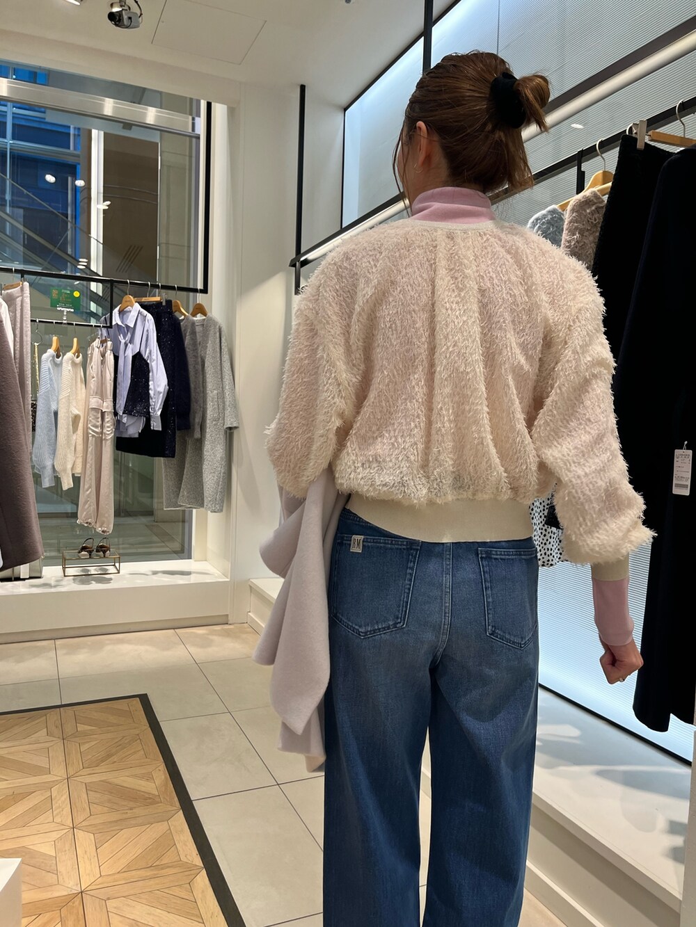 「大人コーデ、オトナカジュアル、オトナカワイイ、休日スタイル、女子会コーデ、大人女子、高身長コーデ、デニムコーデ、デニムパンツ、デニム、アラフォー、アラフィフ、40代ファッション、40代女性」｜「NOLLEY’S Sophiのショートビーバースタンドコート 24AW（その他アウター、ベージュ系）」を使った、akiyamaさん（レディース・168cm）の冬コーディネートの7枚目の写真