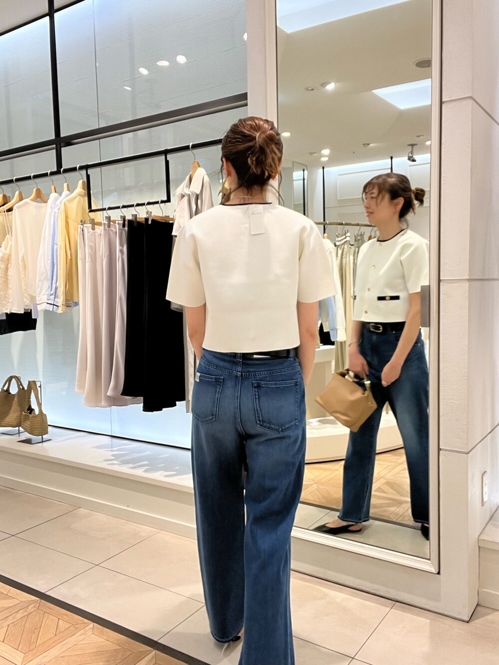 「大人カジュアル、大人女子、ラクチンコーデ、大人かわいい、デニム、カジュアルコーデ、休日、半袖、高身長女子、アラフォー、アラフィフ、ノーリーズ、ノーリーズソフィー」｜「NOLLEY’Sの《セットアップ対応》《手洗い可能》ミラノリブ半袖ジャケット（ノーカラージャケット、ホワイト系）」を使った、akiyamaさん（レディース・168cm）の春コーディネートの3枚目の写真