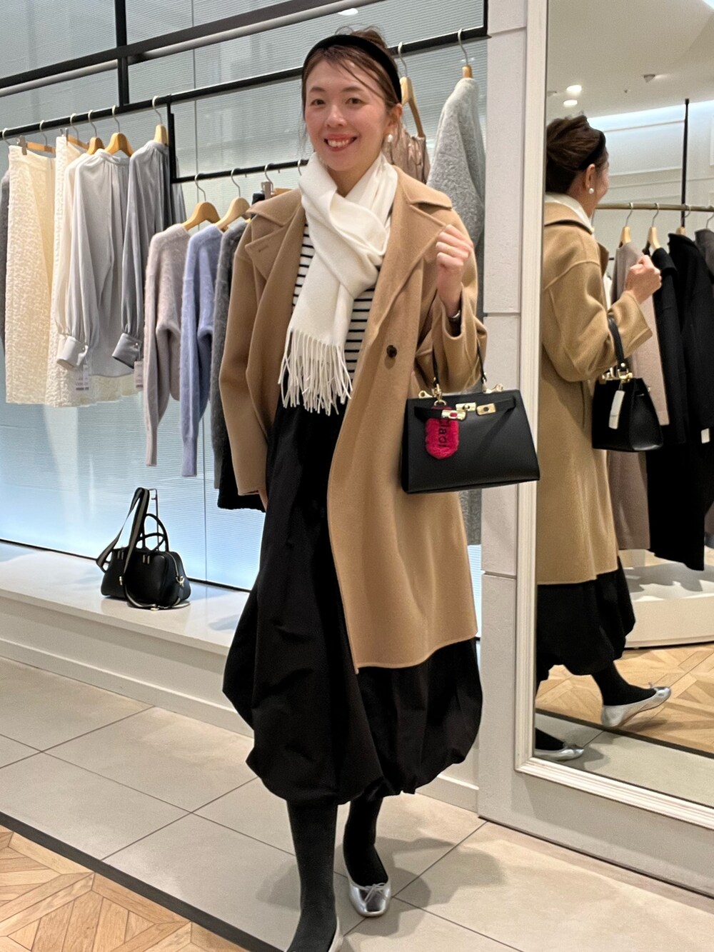 「おでかけコーデ、休日スタイル、オトナカワイイ、大人コーデ、冬のコーデ、大人ガーリー、大人女子、高身長女子、ノーリーズ、ワンピース、ボーダーワンピース、キャメル、リバーコート、チャーム、アラフォー」|「NOLLEY’SのS140シャルムビーバーリバーコート(その他アウター、イエロー系)」を使った、akiyamaさん(レディース・168cm)の冬コーディネートの3枚目の写真