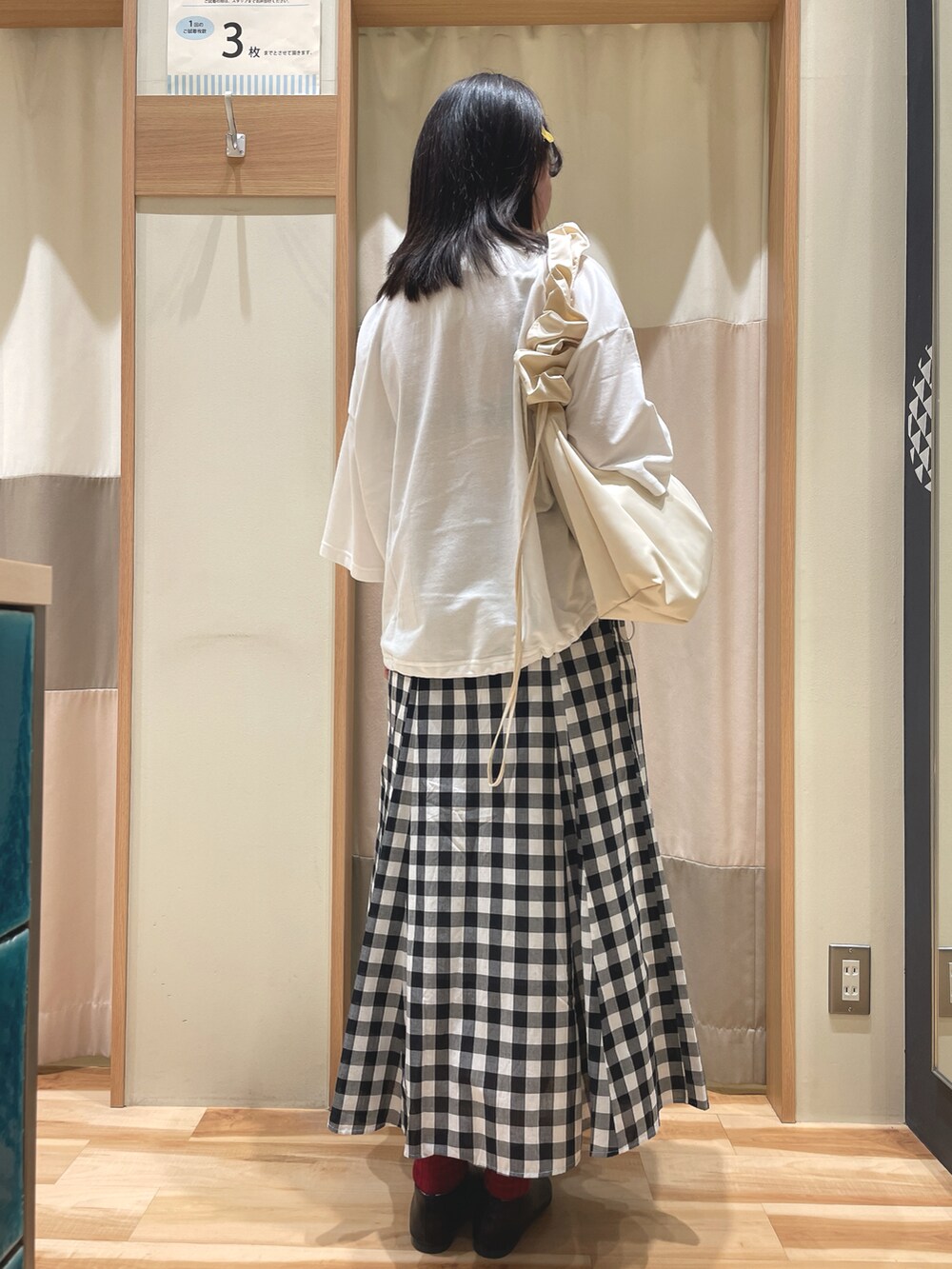「初夏コーデ、Tシャツコーデ、チェックスカート、レースアップシューズ、サマンサ モスモス(Samansa Mos2)、Samansa Mos2、SM2」｜「Samansa Mos2の【S/XLサイズ WEB限定】ソフトレースアップシューズ（その他シューズ、ブラック系）」を使った、もももさん（レディース・165cm）の春コーディネートの3枚目の写真