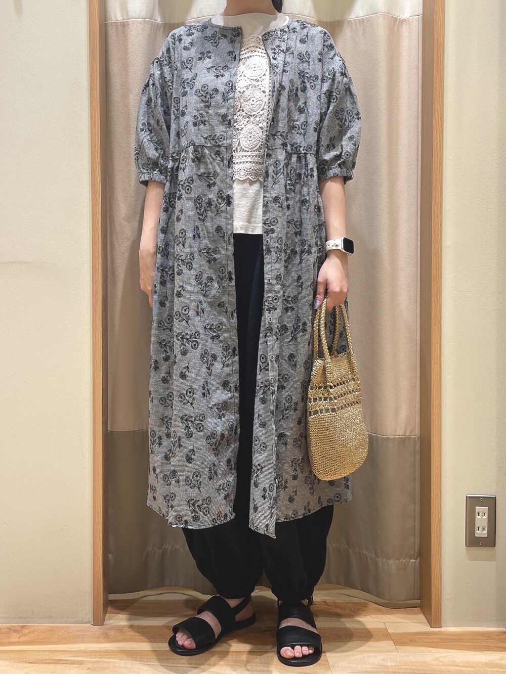 「おでかけコーデ、夏コーデ、オトナカワイイ、夏服、刺繍、サマンサ モスモス(Samansa Mos2)、Samansa Mos2、SM2、ブラック、パフスリーブ」｜「Samansa Mos2のメタリックトートバッグ（ハンドバッグ、ゴールド系）」を使った、もももさん（レディース・165cm）の春コーディネートの2枚目の写真