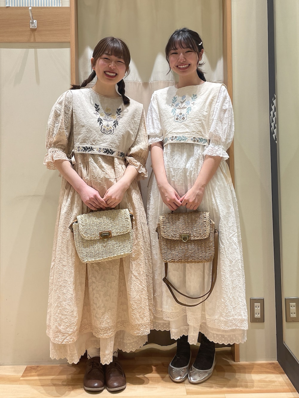 「おでかけコーデ、ワンピーススタイル、双子コーデ、ワンピース、ワントーンコーデ、サマンサ モスモス(Samansa Mos2)、ベスト、刺繍、パッチワーク、スカート、オフホワイト、キナリ、ペーパーバッグ、Samansa Mos2、SM2」｜「Samansa Mos2のペーパーカゴショルダーバッグ（ハンドバッグ、ベージュ系）」を使った、もももさん（レディース・165cm）の春コーディネートの2枚目の写真