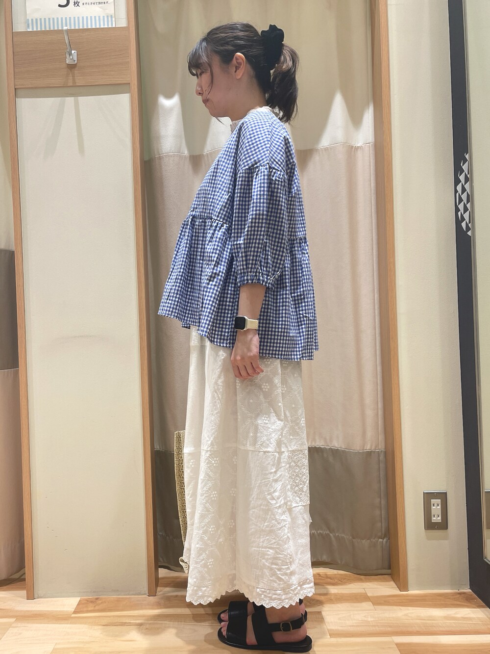 「春夏コーデ、夏コーデ、ブルー、ギンガムチェック、サマンサ モスモス(Samansa Mos2)、Samansa Mos2、SM2」｜「Samansa Mos2の【S/XLサイズ WEB限定】ダブルベルトサンダル（サンダル、ブラック系）」を使った、もももさん（レディース・165cm）の春コーディネートの3枚目の写真