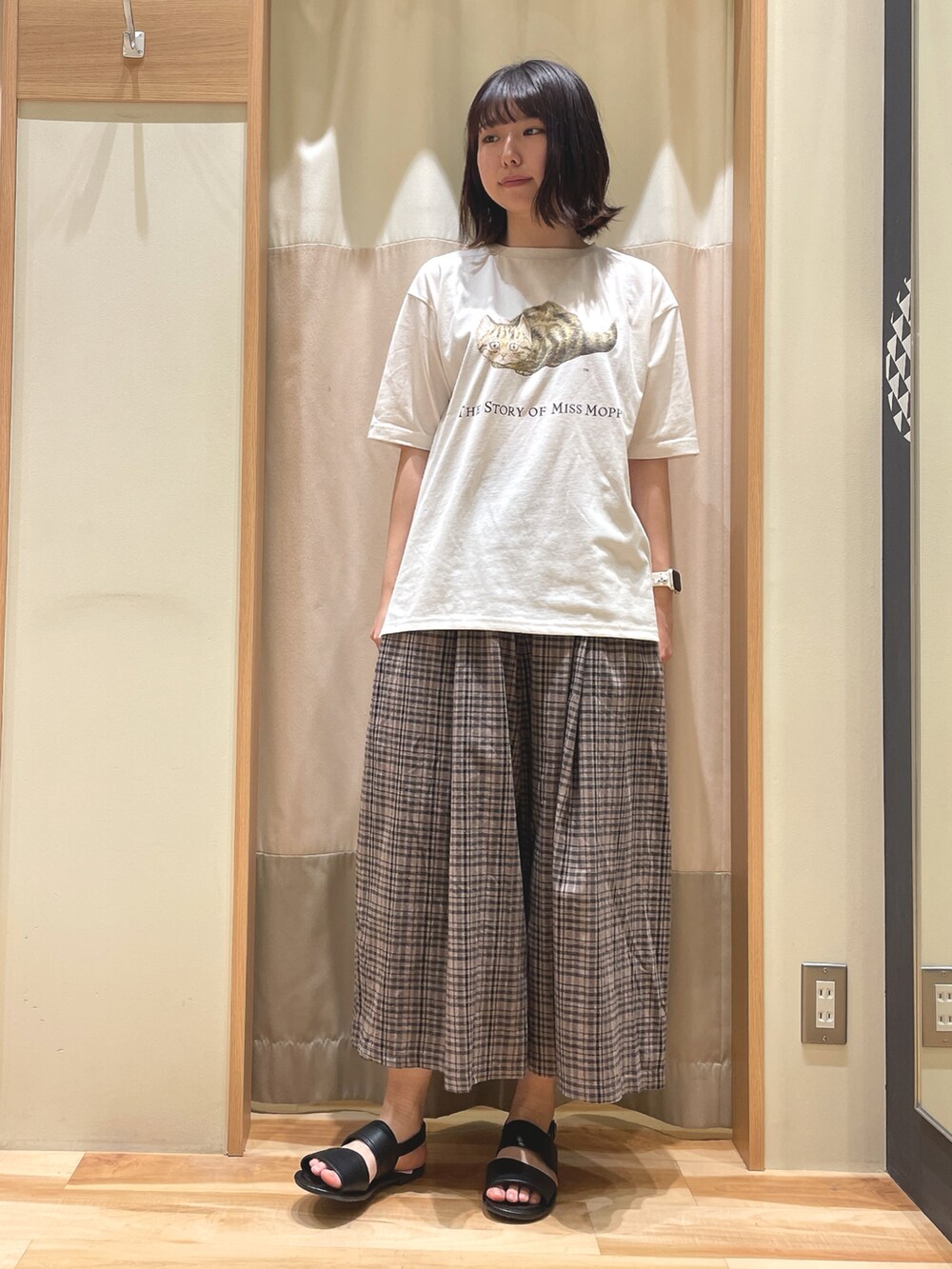 「ゆるコーデ、サマンサ モスモス(Samansa Mos2)、Samansa Mos2、SM2、Tシャツ、ラクチンコーデ」｜「Samansa Mos2の【S/XLサイズ WEB限定】ダブルベルトサンダル（サンダル、ブラック系）」を使った、もももさん（レディース・165cm）の春コーディネートの3枚目の写真