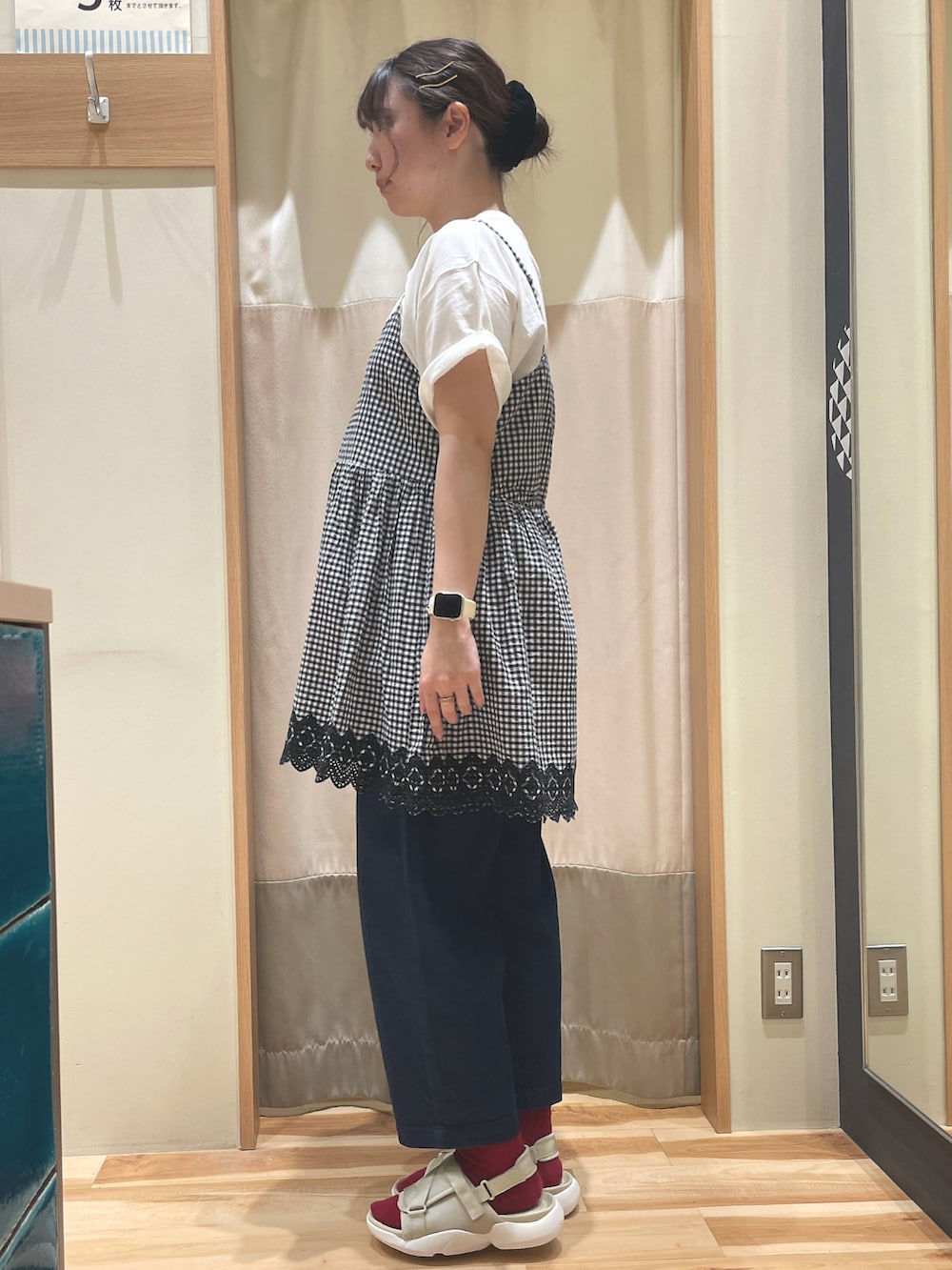 「パンツスタイル、春夏コーデ、ギンガムチェック、Tシャツ、サマンサ モスモス(Samansa Mos2)、Samansa Mos2、SM2」｜「Samansa Mos2の裾スカラップ刺繍キャミチュニック（シャツ/ブラウス、グレー系）」を使った、もももさん（レディース・165cm）の春コーディネートの3枚目の写真