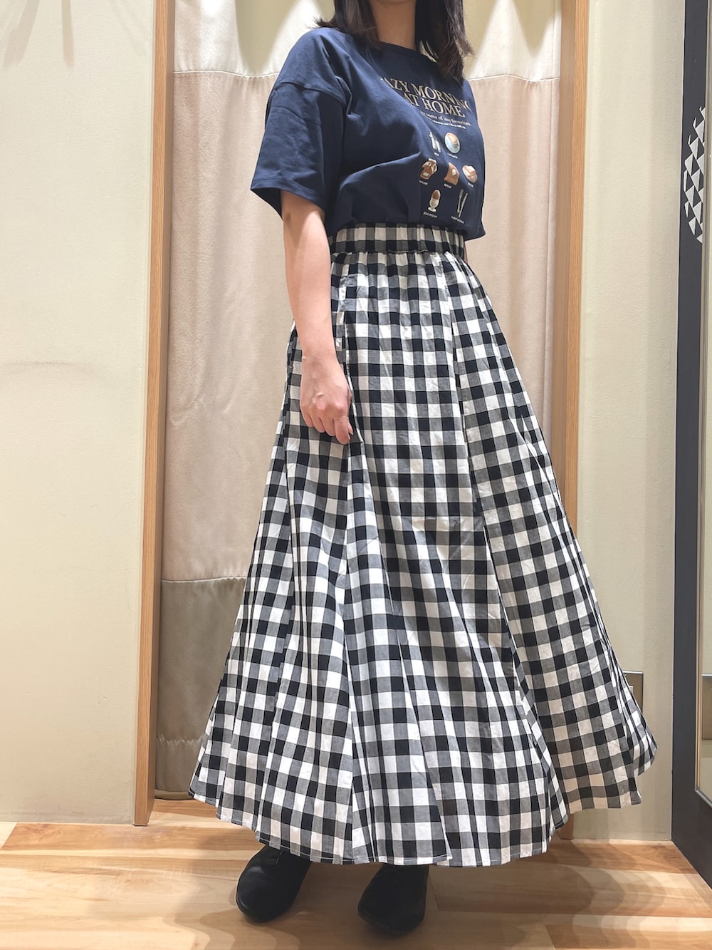 「シンプルコーデ、Tシャツ、ギンガムチェック、サマンサ モスモス(Samansa Mos2)、Samansa Mos2、SM2」｜「Samansa Mos2の【S/XLサイズ WEB限定】ソフトレースアップシューズ（その他シューズ、ブラック系）」を使った、もももさん（レディース・165cm）の春コーディネートの2枚目の写真