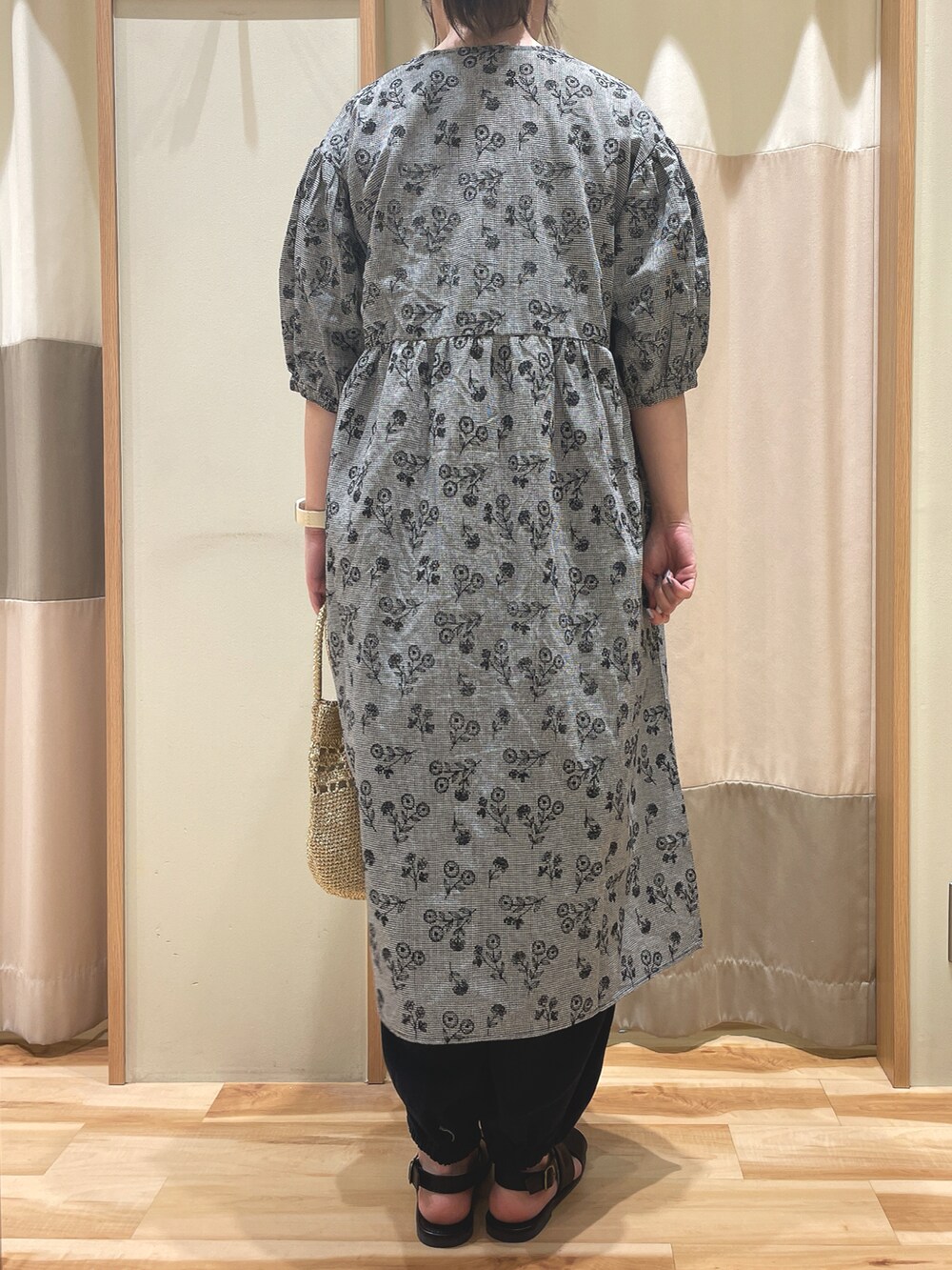 「おでかけコーデ、夏コーデ、オトナカワイイ、夏服、刺繍、サマンサ モスモス(Samansa Mos2)、Samansa Mos2、SM2、ブラック、パフスリーブ」｜「Samansa Mos2のメタリックトートバッグ（ハンドバッグ、ゴールド系）」を使った、もももさん（レディース・165cm）の春コーディネートの3枚目の写真