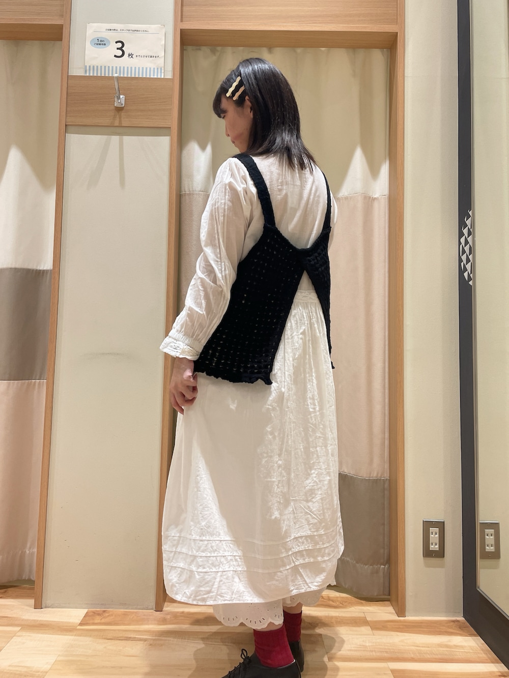 「春のNewスタイル、ビスチェ、春服、サマンサ モスモス(Samansa Mos2)、Samansa Mos2、SM2、ペーパーバッグ、レースアップシューズ、ワンピース、ワントーンコーデ、ペチパンツ、レース、レースワンピース」｜「Samansa Mos2の透かしペーパートートバッグ（ハンドバッグ、ホワイト系）」を使った、もももさん（レディース・165cm）の春コーディネートの4枚目の写真