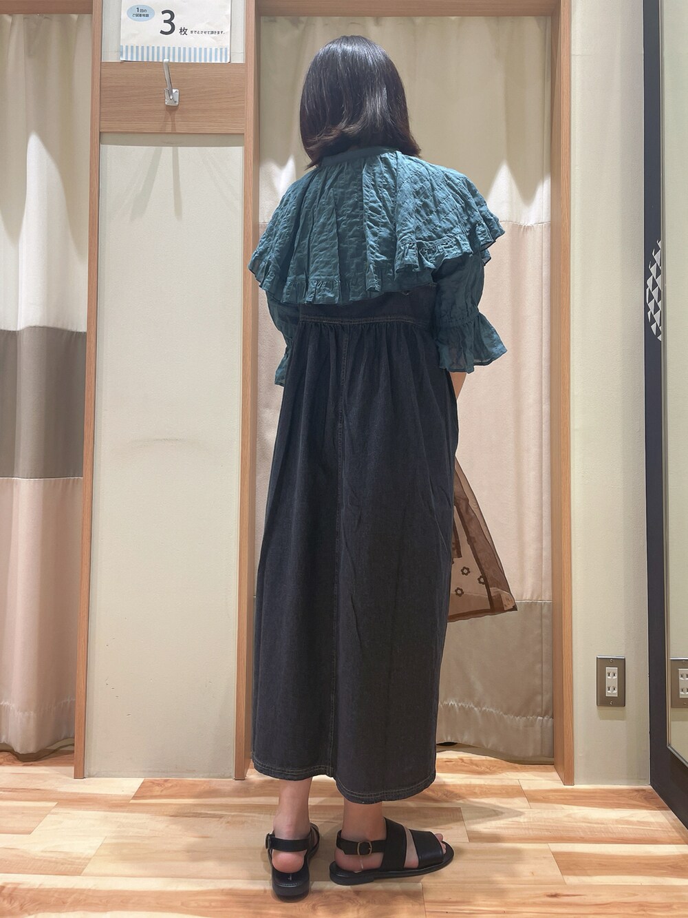 「ＧＷ、おでかけコーデ、初夏コーデ、サマンサモスモス、黒、ガーリーコーデ、夏、シアーバッグ、デニム、ジャンパースカート、グリーン、フリル、Samansa Mos2、SM2、サンダル」｜「Samansa Mos2の【ポケッタブル】花刺繍シアーマルシェバッグ（ハンドバッグ、ブラウン系）」を使った、もももさん（レディース・165cm）の春コーディネートの4枚目の写真