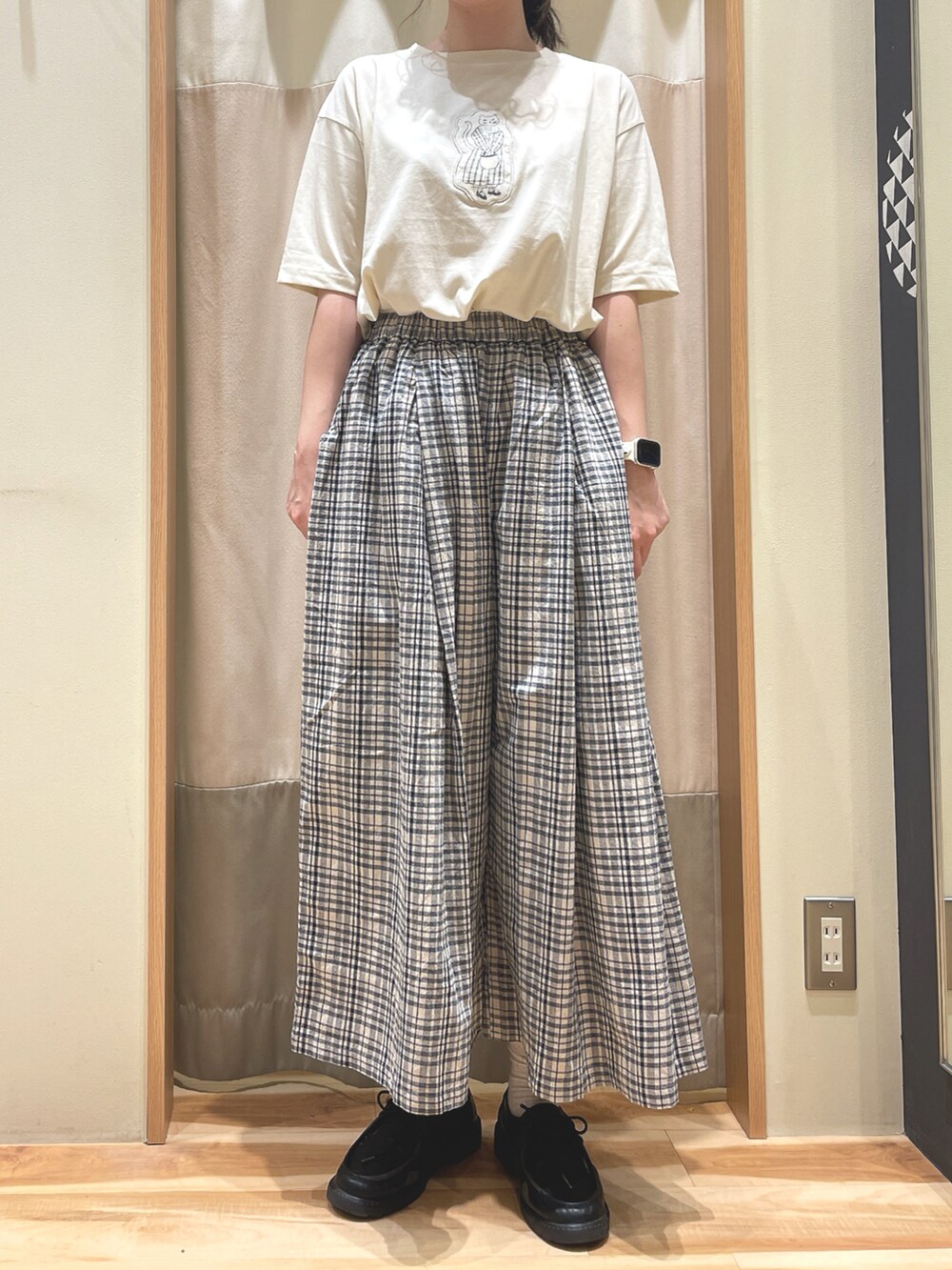 「春夏コーデ、初夏コーデ、サマンサ モスモス(Samansa Mos2)、Samansa Mos2、SM2、カーディガン、Tシャツ、チェック」｜「Samansa Mos2のアイテム（パンツ、ベージュ系）」を使った、もももさん（レディース・165cm）の春コーディネートの3枚目の写真