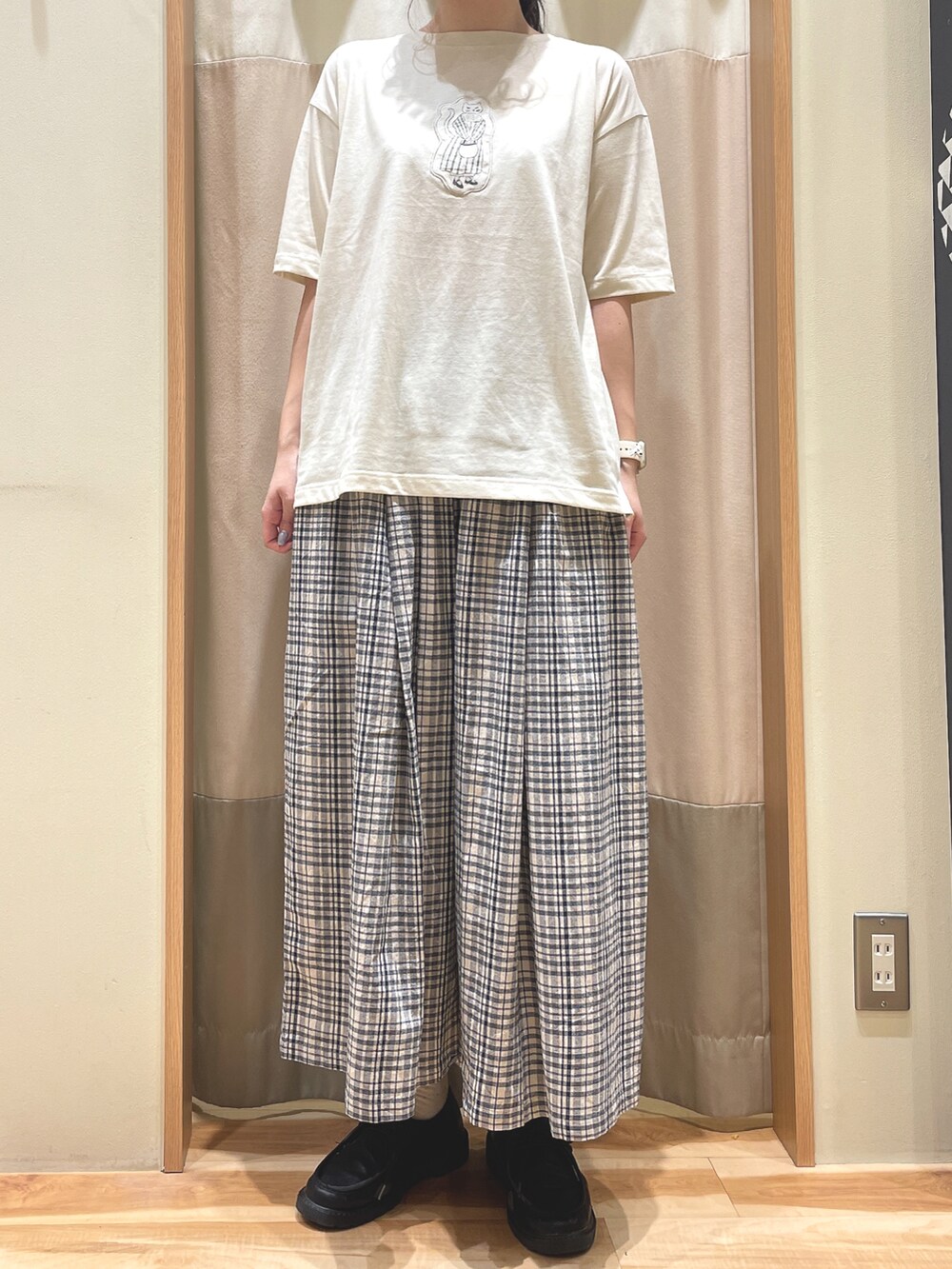 「春夏コーデ、初夏コーデ、サマンサ モスモス(Samansa Mos2)、Samansa Mos2、SM2、カーディガン、Tシャツ、チェック」｜「Samansa Mos2のアイテム（パンツ、ベージュ系）」を使った、もももさん（レディース・165cm）の春コーディネートの2枚目の写真