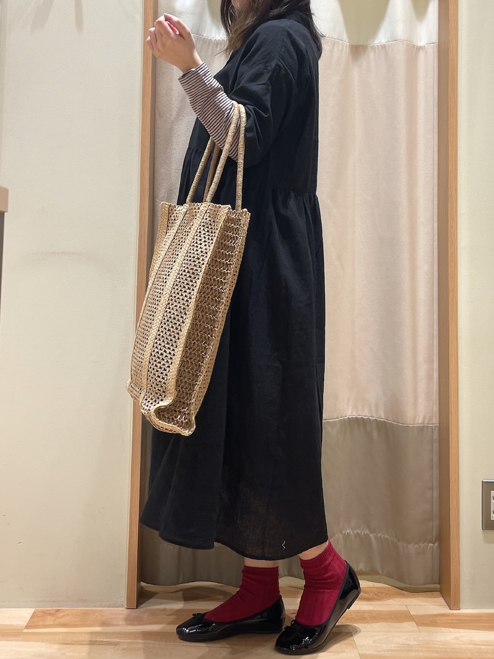 「レイヤードスタイル、ブラック、ボーダートップス、ボーダー、Samansa Mos2、SM2、サマンサ モスモス(Samansa Mos2)、リネンワンピース、リネン、リネンパンツ、大人カジュアル」｜「Samansa Mos2の透かしペーパートートバッグ（ハンドバッグ、ベージュ系）」を使った、もももさん（レディース・165cm）の春コーディネートの3枚目の写真