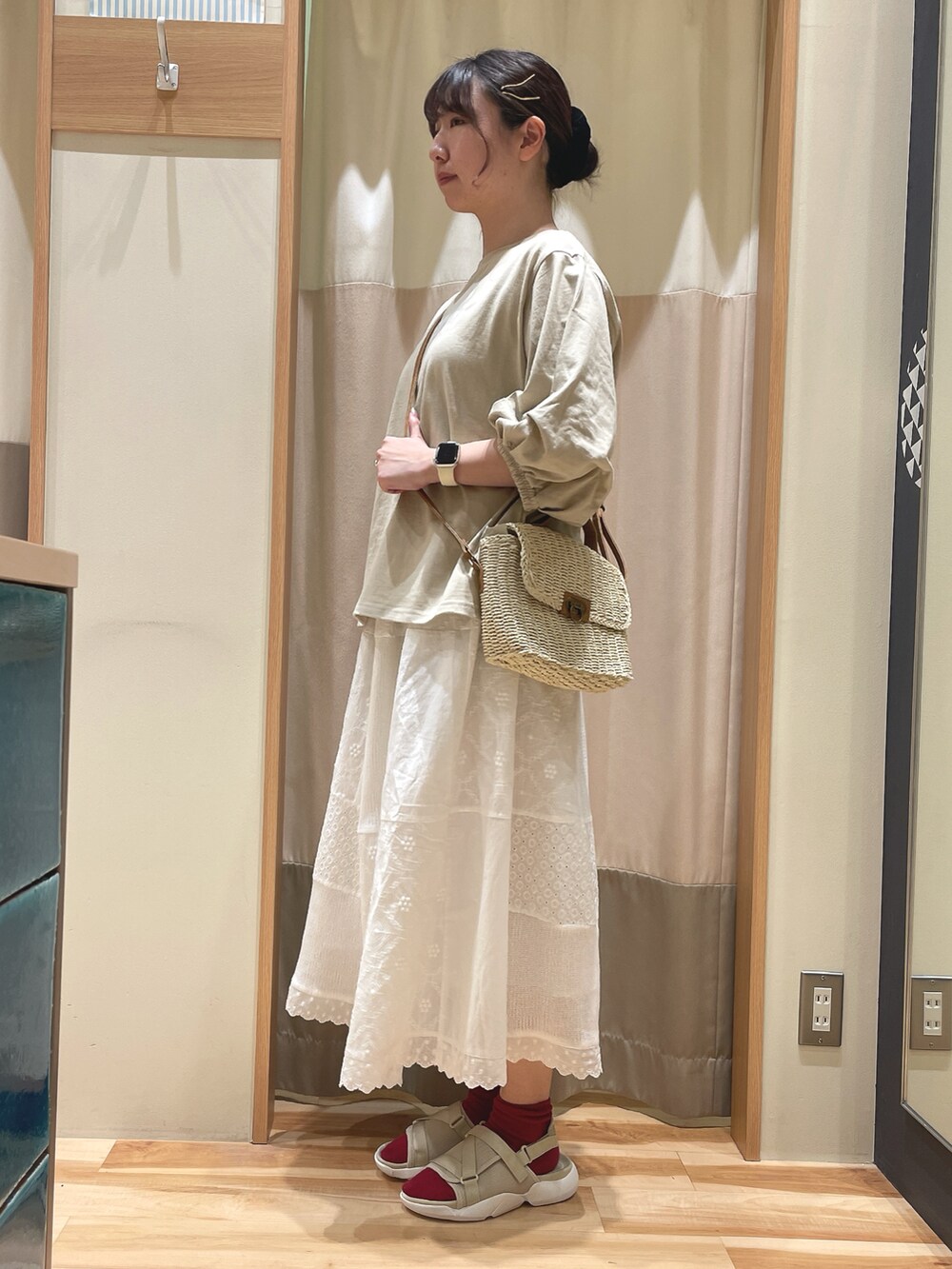 「春夏コーデ、ラクチンコーデ、着回しコーデ、大人カジュアル、春ファッション、夏服、スカート、パッチワーク、サンダル、サマンサ モスモス(Samansa Mos2)、Samansa Mos2、SM2」｜「Samansa Mos2の【S/XLサイズ WEB限定】メッシュベルトスポーツサンダル（サンダル、ベージュ系）」を使った、もももさん（レディース・165cm）の春コーディネートの3枚目の写真