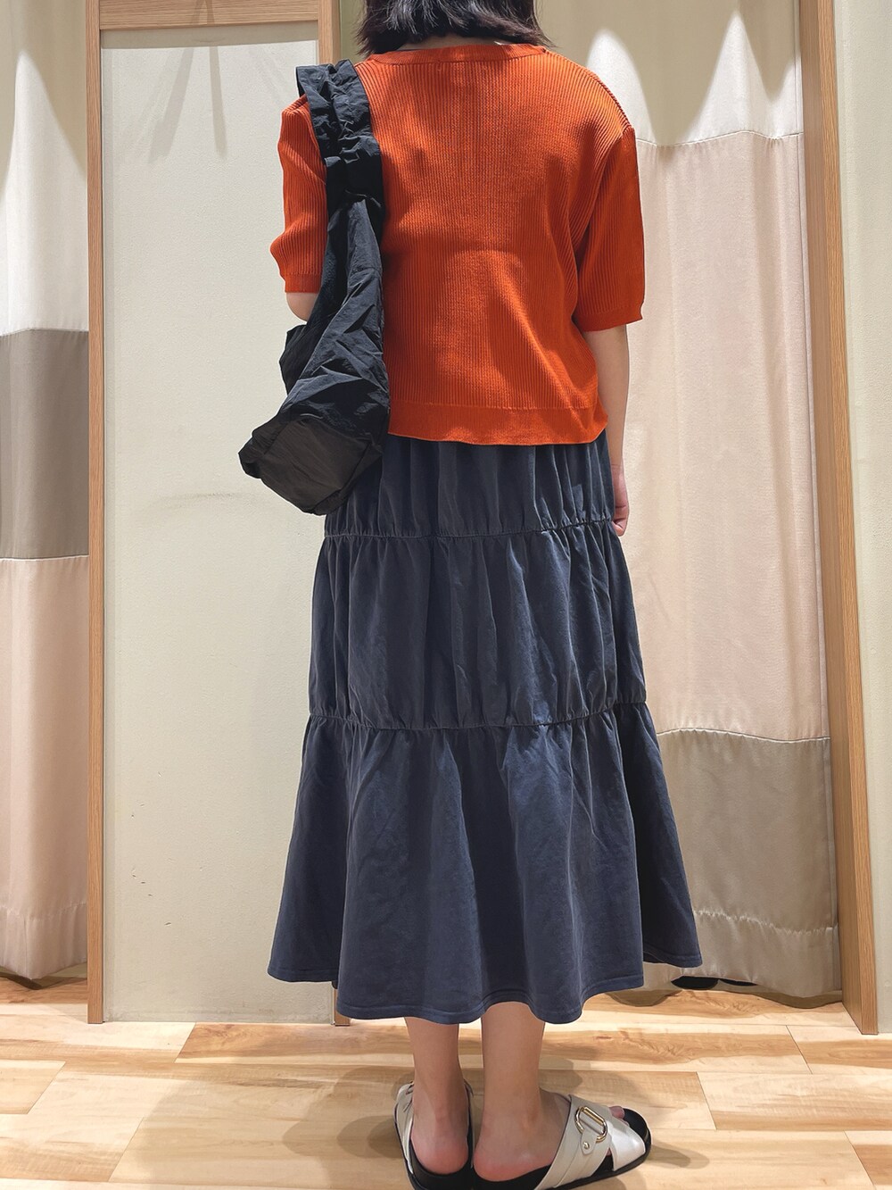 「オトナカジュアル、ラクチンコーデ、シンプルコーデ、サマンサモスモスブルー、Samansa Mos2 blue、ワンピース、オレンジ、カーディガン」｜「Samansa Mos2 blueのアイテム（サンダル、ホワイト系）」を使った、もももさん（レディース・165cm）の春コーディネートの2枚目の写真