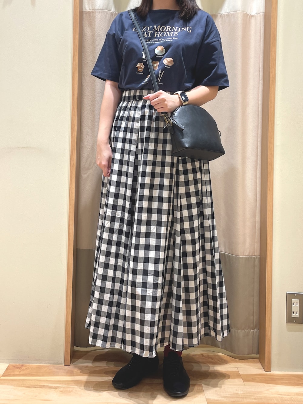 「シンプルコーデ、Tシャツ、ギンガムチェック、サマンサ モスモス(Samansa Mos2)、Samansa Mos2、SM2」｜「Samansa Mos2の【S/XLサイズ WEB限定】ソフトレースアップシューズ（その他シューズ、ブラック系）」を使った、もももさん（レディース・165cm）の春コーディネートの3枚目の写真