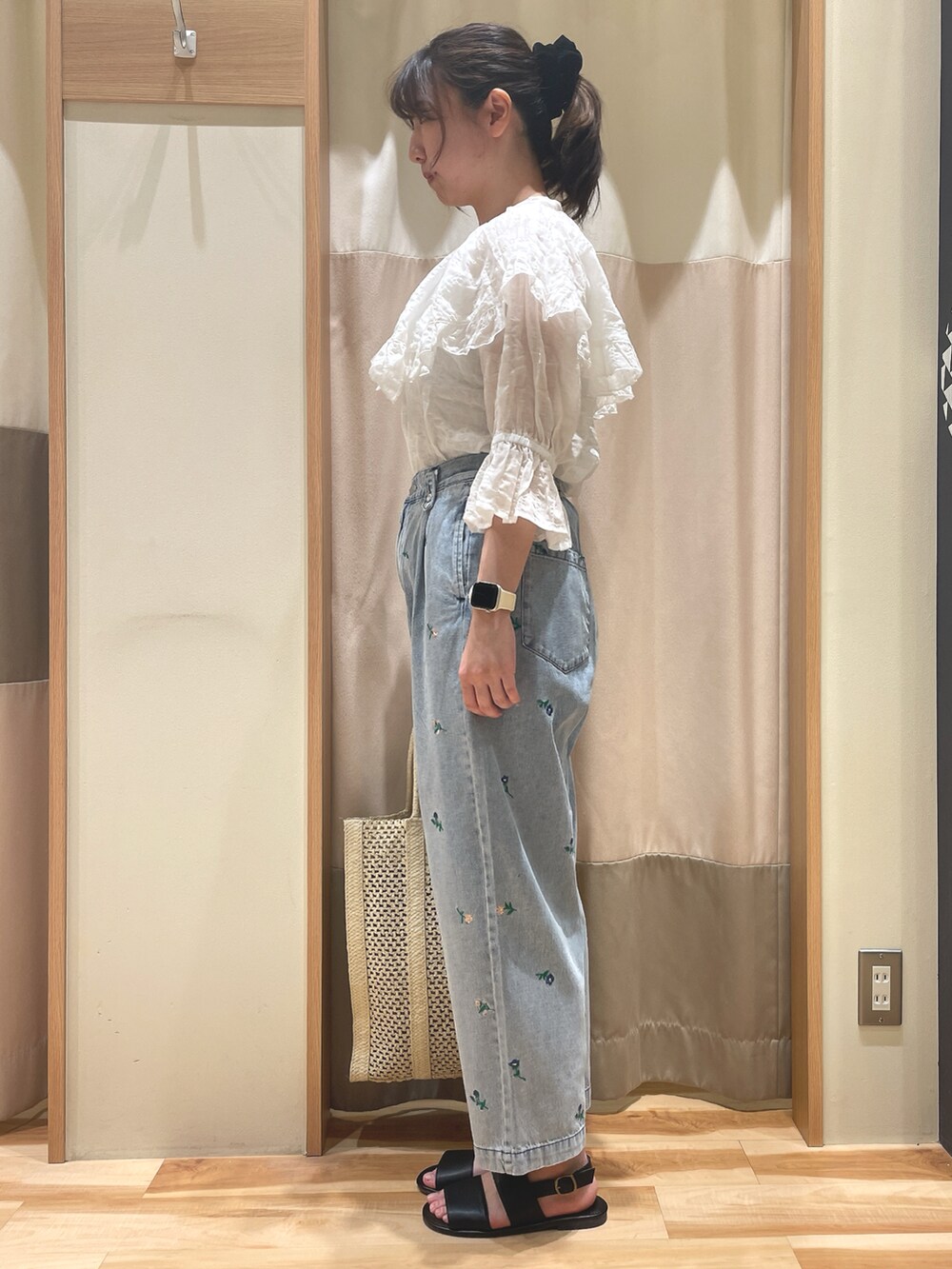 「夏、休日スタイル、出勤コーデ、刺繍、デニム、フリル、サマンサ モスモス(Samansa Mos2)、Samansa Mos2、SM2」｜「Samansa Mos2の【S/XLサイズ WEB限定】ダブルベルトサンダル（サンダル、ブラック系）」を使った、もももさん（レディース・165cm）の春コーディネートの3枚目の写真