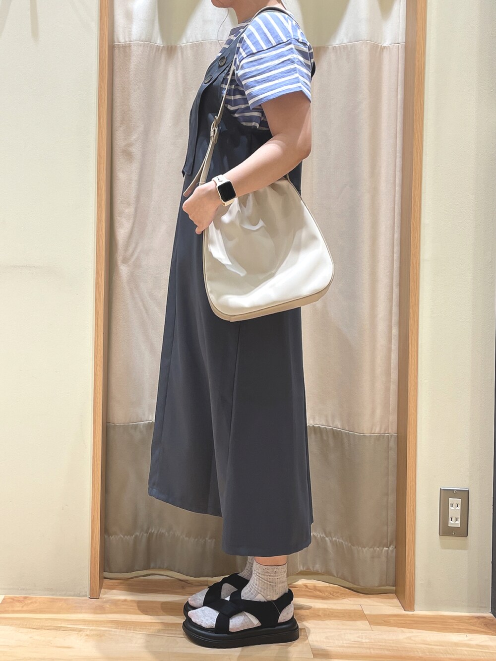「カジュアルコーデ、初夏コーデ、ボーダー、チャコールグレー、ブルー、サマンサモスモスブルー、Samansa Mos2 blue」｜「Samansa Mos2 blueのワンハンドルナイロンコンビトート（ハンドバッグ、ベージュ系）」を使った、もももさん（レディース・165cm）の春コーディネートの3枚目の写真