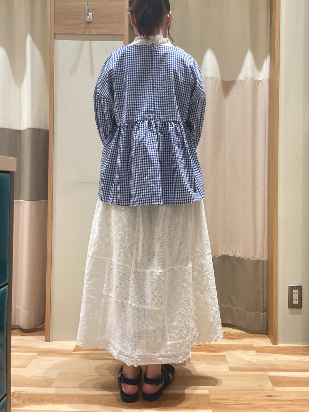 「春夏コーデ、夏コーデ、ブルー、ギンガムチェック、サマンサ モスモス(Samansa Mos2)、Samansa Mos2、SM2」｜「Samansa Mos2の【S/XLサイズ WEB限定】ダブルベルトサンダル（サンダル、ブラック系）」を使った、もももさん（レディース・165cm）の春コーディネートの2枚目の写真