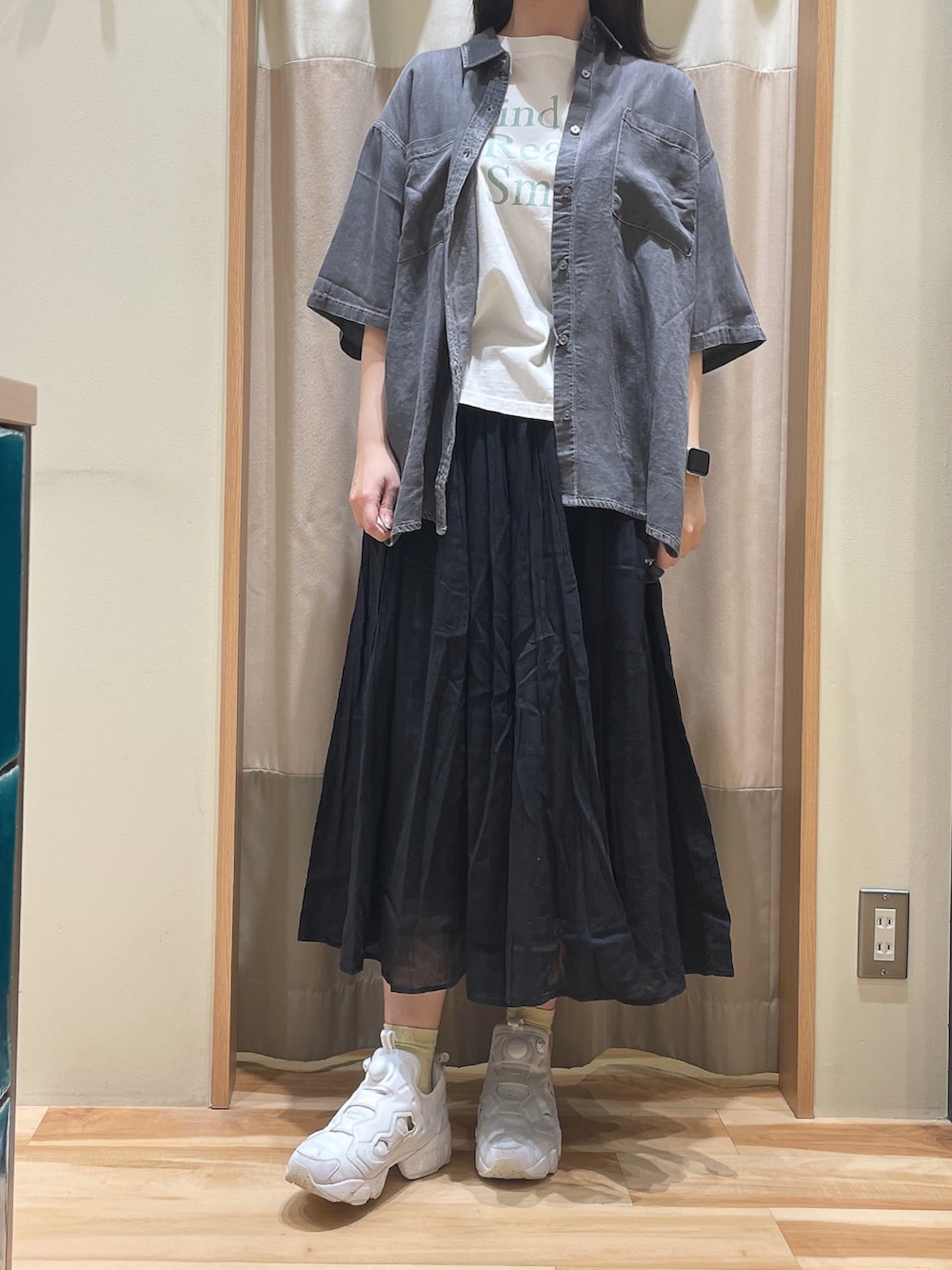 「オトナカジュアル、シンプルスタイル、シンプルコーデ、夏コーデ、デニムシャツ、スカーチョ、Tシャツ、スニーカー、サマンサモスモスブルー、Samansa Mos2 blue」｜「Samansa Mos2 blueのアイテム（パンツ、ブラック系）」を使った、もももさん（レディース・165cm）の春コーディネートの3枚目の写真