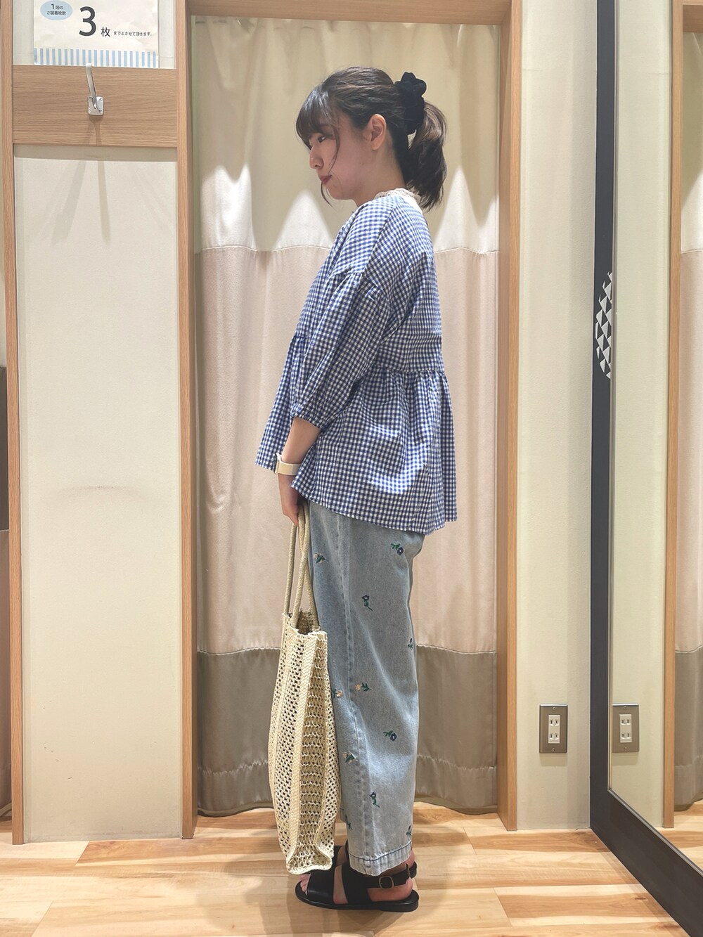 「春夏コーデ、デニム、夏コーデ、ギンガムチェック、ブルー、サマンサ モスモス(Samansa Mos2)、Samansa Mos2、SM2」｜「Samansa Mos2の【S/XLサイズ WEB限定】ダブルベルトサンダル（サンダル、ブラック系）」を使った、もももさん（レディース・165cm）の春コーディネートの2枚目の写真