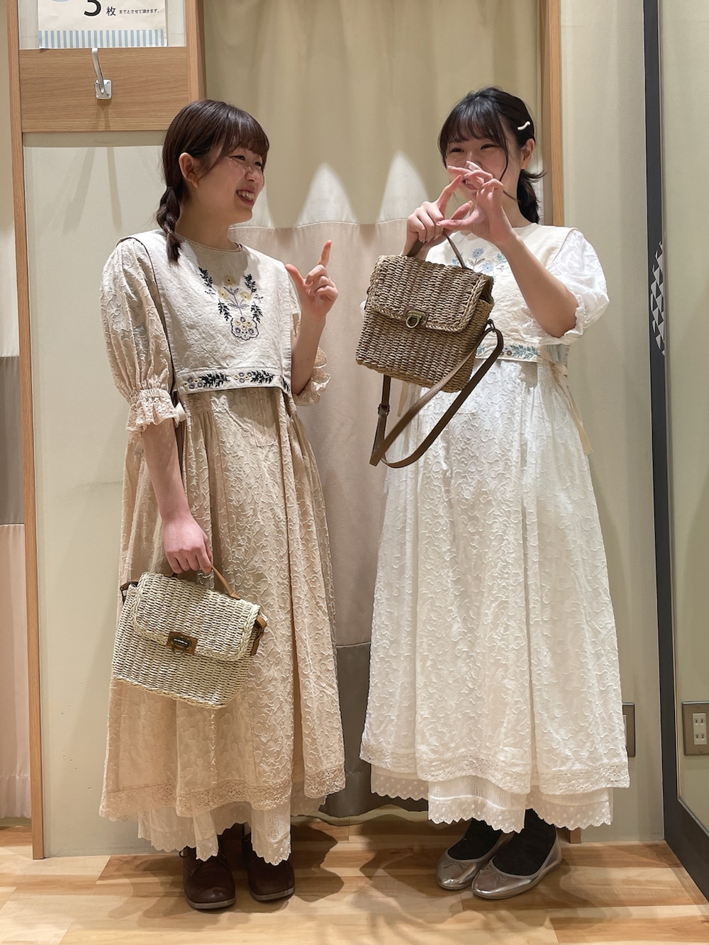 「おでかけコーデ、ワンピーススタイル、双子コーデ、ワンピース、ワントーンコーデ、サマンサ モスモス(Samansa Mos2)、ベスト、刺繍、パッチワーク、スカート、オフホワイト、キナリ、ペーパーバッグ、Samansa Mos2、SM2」｜「Samansa Mos2のペーパーカゴショルダーバッグ（ハンドバッグ、ベージュ系）」を使った、もももさん（レディース・165cm）の春コーディネートの3枚目の写真