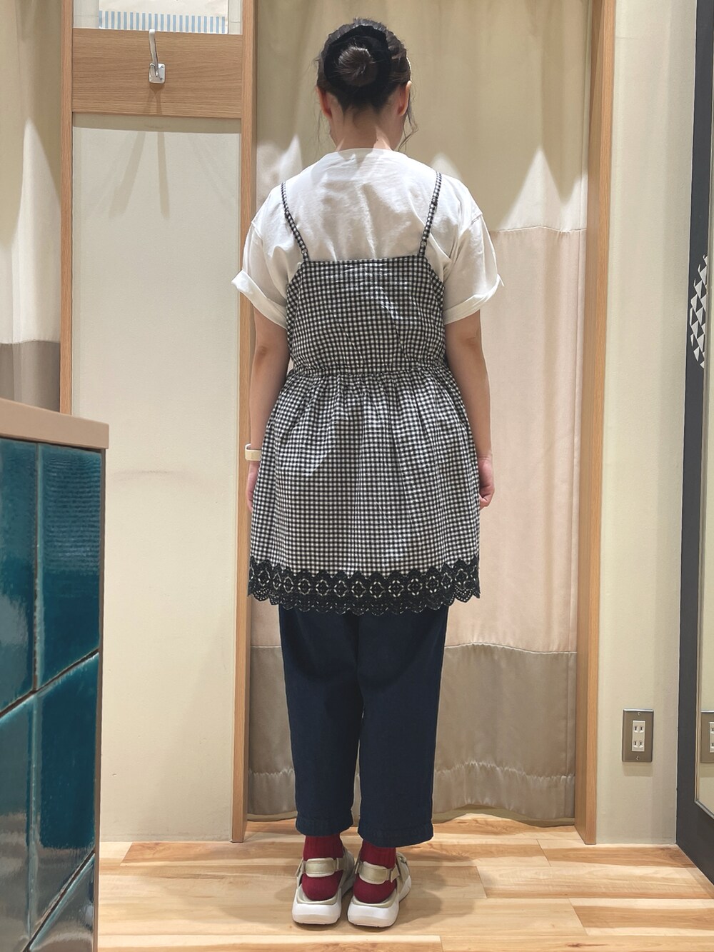 「パンツスタイル、春夏コーデ、ギンガムチェック、Tシャツ、サマンサ モスモス(Samansa Mos2)、Samansa Mos2、SM2」｜「Samansa Mos2の裾スカラップ刺繍キャミチュニック（シャツ/ブラウス、グレー系）」を使った、もももさん（レディース・165cm）の春コーディネートの2枚目の写真