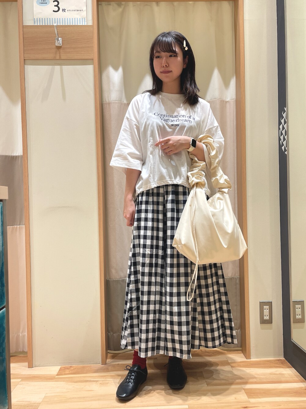 「初夏コーデ、Tシャツコーデ、チェックスカート、レースアップシューズ、サマンサ モスモス(Samansa Mos2)、Samansa Mos2、SM2」｜「Samansa Mos2の【S/XLサイズ WEB限定】ソフトレースアップシューズ（その他シューズ、ブラック系）」を使った、もももさん（レディース・165cm）の春コーディネートの2枚目の写真