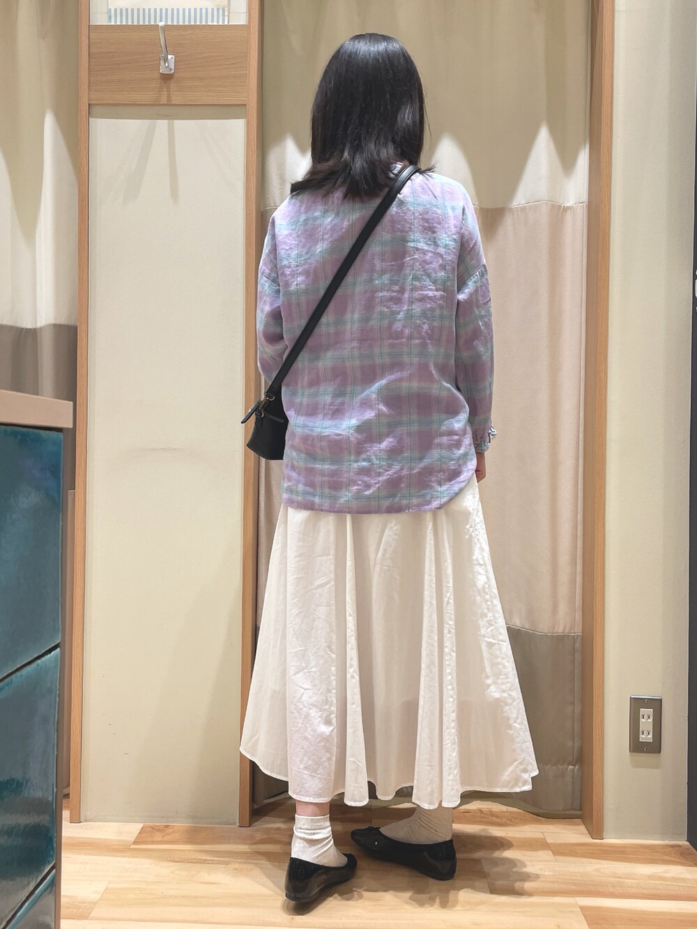 「春夏コーデ、シンプル、春カラー、春のNewスタイル、リネン、サマンサ モスモス(Samansa Mos2)、Samansa Mos2、SM2」｜「Samansa Mos2のラウンドショルダーバッグ（ハンドバッグ、ブラック系）」を使った、もももさん（レディース・165cm）の春コーディネートの2枚目の写真