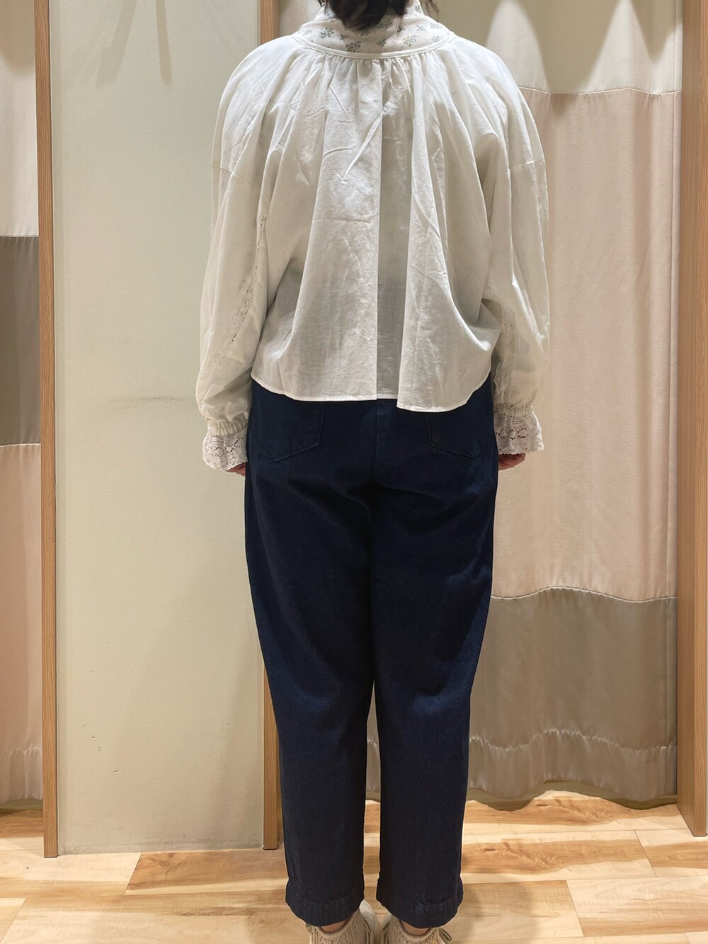 「パンツスタイル、春ファッション、花柄、ボレロ、レース、サマンサ モスモス(Samansa Mos2)、デニム、デニムパンツ」｜「Samansa Mos2の【オーガニックコットン】レースボレロブラウス（シャツ/ブラウス、ホワイト系）」を使った、もももさん（レディース・164cm）の春コーディネートの2枚目の写真