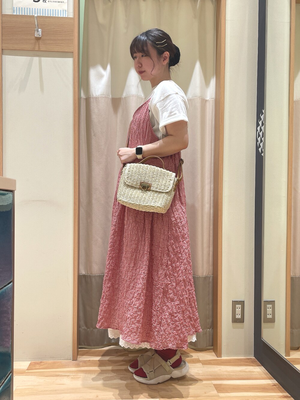 「ゆべし×SamansaMos2、ゆべしコラボ、サマンサ モスモス(Samansa Mos2)、Samansa Mos2、SM2、キャミワンピ、Tシャツ、夏コーデ、ギンガムチェック、ロゴ刺繍、スカート、サンダル」｜「Samansa Mos2の【S/XLサイズ WEB限定】メッシュベルトスポーツサンダル（サンダル、ベージュ系）」を使った、もももさん（レディース・165cm）の春コーディネートの3枚目の写真