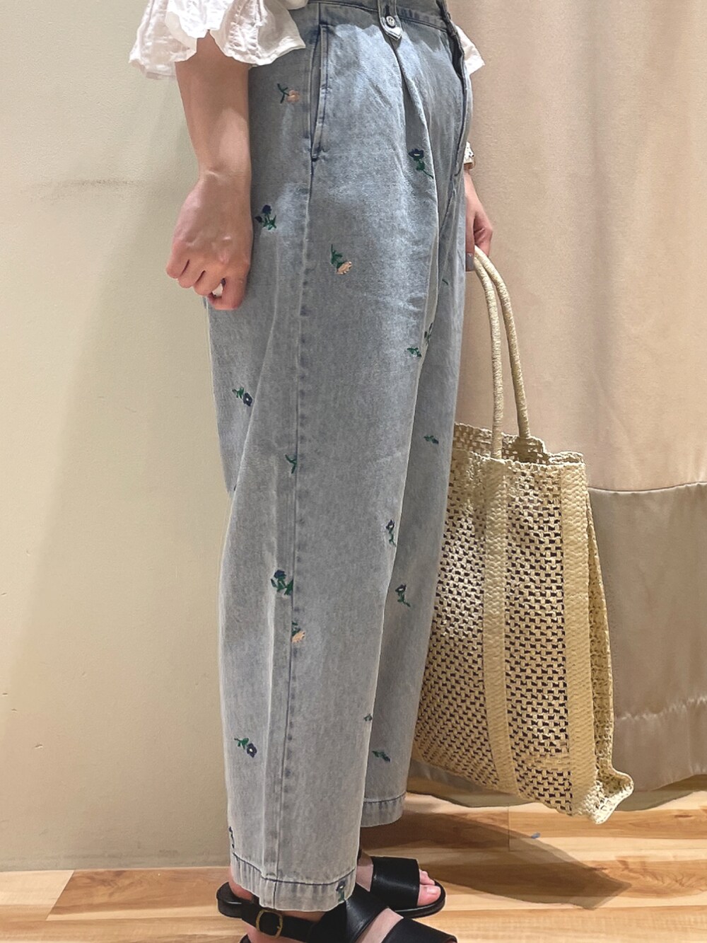 「夏、休日スタイル、出勤コーデ、刺繍、デニム、フリル、サマンサ モスモス(Samansa Mos2)、Samansa Mos2、SM2」｜「Samansa Mos2の【S/XLサイズ WEB限定】ダブルベルトサンダル（サンダル、ブラック系）」を使った、もももさん（レディース・165cm）の春コーディネートの4枚目の写真