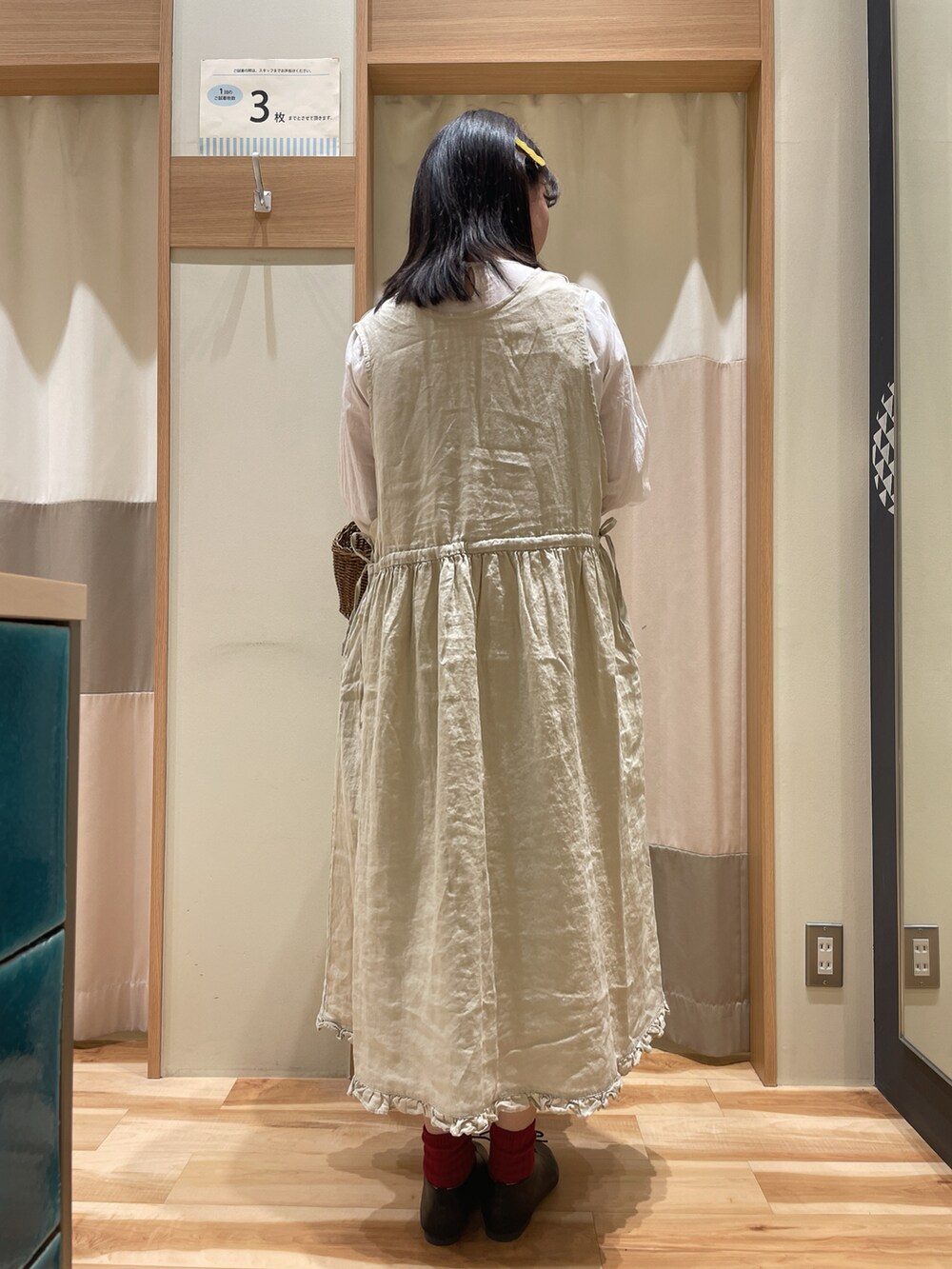 ブラウン系のかごバッグ、ホワイト系のワンピース、ホワイト系のワンピースを着用したレディースの春コーディネートの2枚目の写真