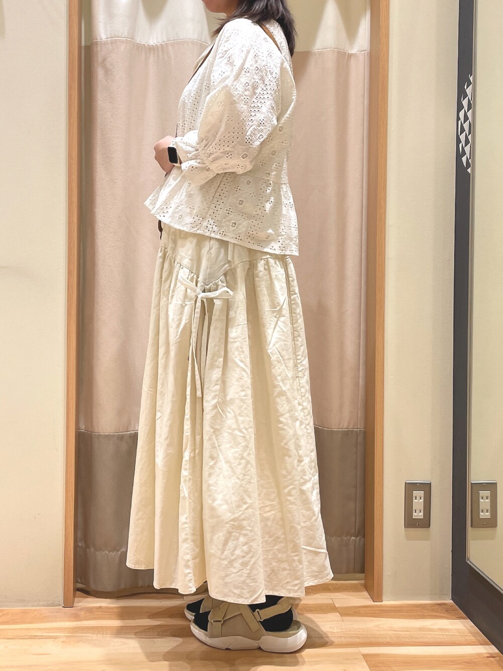 「お出かけコーデ、春夏コーデ、初夏コーデ、スカート、ガーリーコーデ、サマンサ モスモス(Samansa Mos2)、Samansa Mos2、SM2」｜「Samansa Mos2のペーパーカゴショルダーバッグ（ハンドバッグ、ホワイト系）」を使った、もももさん（レディース・165cm）の春コーディネートの2枚目の写真