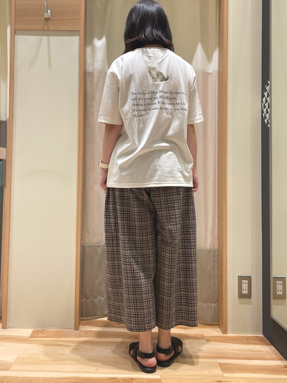 「ゆるコーデ、サマンサ モスモス(Samansa Mos2)、Samansa Mos2、SM2、Tシャツ、ラクチンコーデ」｜「Samansa Mos2の【S/XLサイズ WEB限定】ダブルベルトサンダル（サンダル、ブラック系）」を使った、もももさん（レディース・165cm）の春コーディネートの4枚目の写真