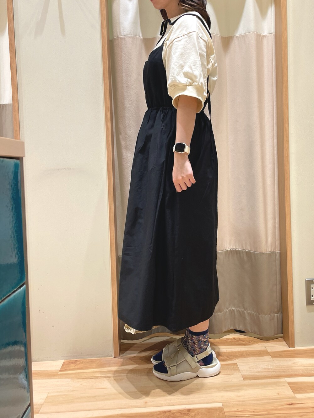 「キャミワンピ、ブラック、着回しコーデ、サマンサ モスモス(Samansa Mos2)、Samansa Mos2、SM2、カジュアル、春夏コーデ」｜「Samansa Mos2の透かしペーパートートバッグ（ハンドバッグ、ホワイト系）」を使った、もももさん（レディース・165cm）の春コーディネートの3枚目の写真