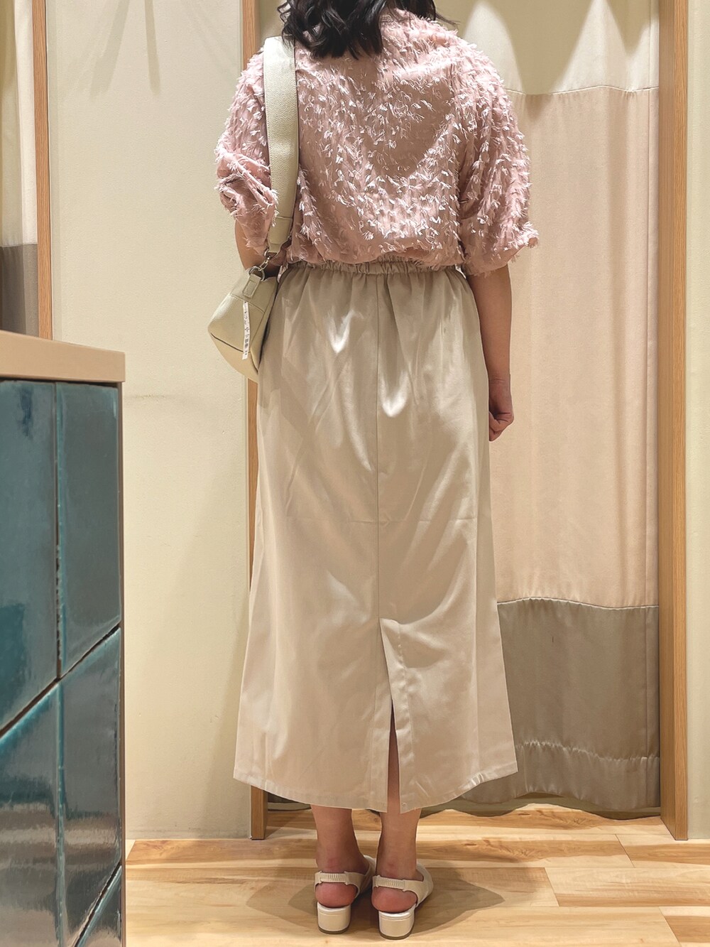 「春服コーデ、シンプルスタイル、きれいめカジュアル、ピンク、スカート、サマンサモスモスブルー、Samansa Mos2 blue」｜「Samansa Mos2 blueの◎前後2wayジャカードギャザーブラウス（シャツ/ブラウス、ピンク系）」を使った、もももさん（レディース・165cm）の春コーディネートの3枚目の写真