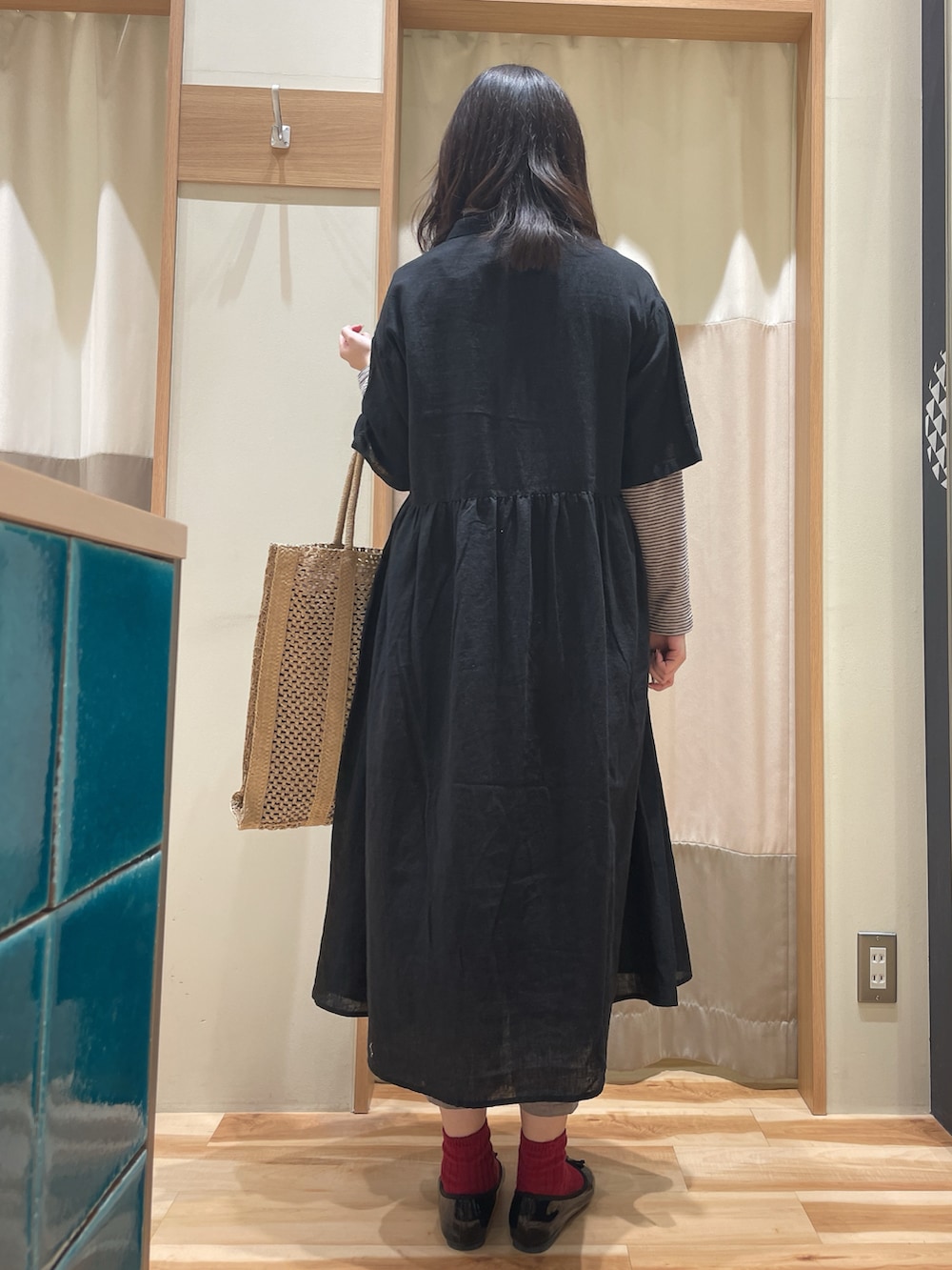 「レイヤードスタイル、ブラック、ボーダートップス、ボーダー、Samansa Mos2、SM2、サマンサ モスモス(Samansa Mos2)、リネンワンピース、リネン、リネンパンツ、大人カジュアル」｜「Samansa Mos2の透かしペーパートートバッグ（ハンドバッグ、ベージュ系）」を使った、もももさん（レディース・165cm）の春コーディネートの2枚目の写真