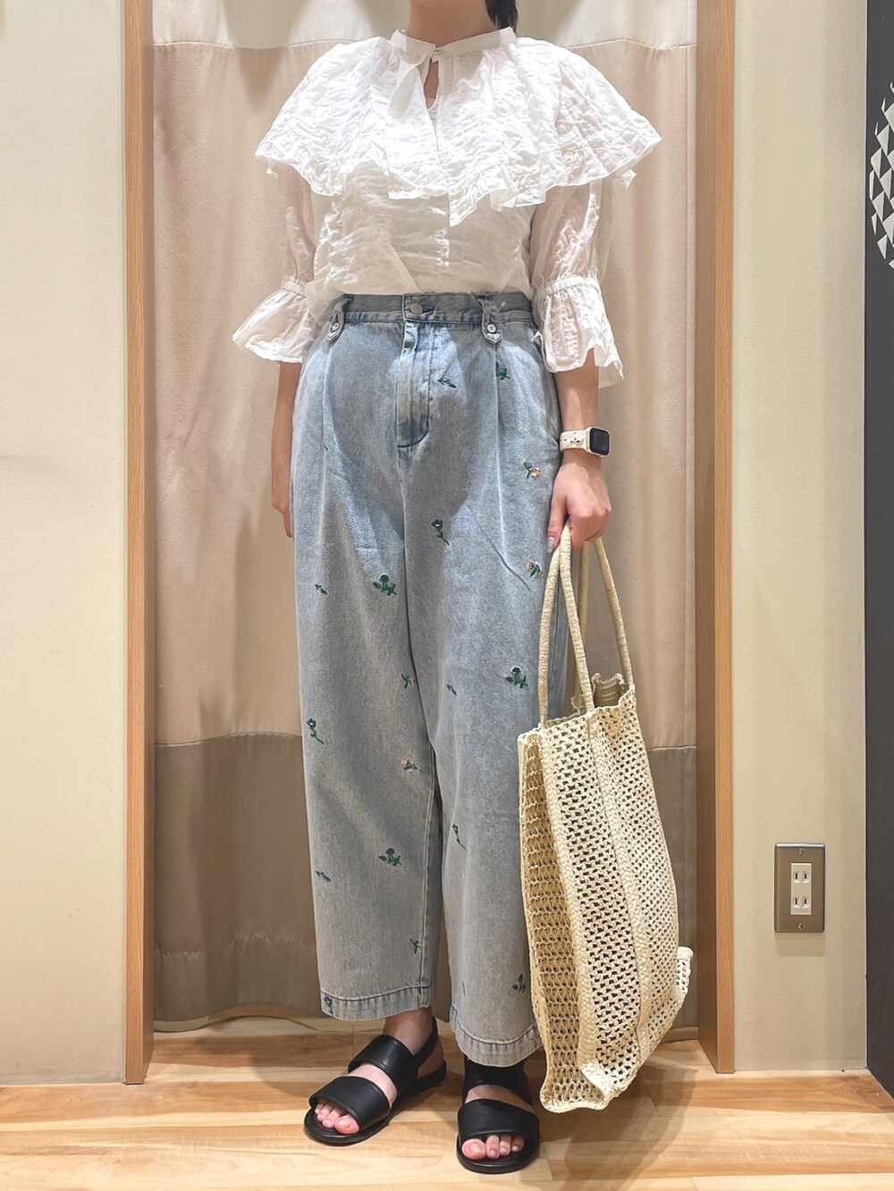 「夏、休日スタイル、出勤コーデ、刺繍、デニム、フリル、サマンサ モスモス(Samansa Mos2)、Samansa Mos2、SM2」｜「Samansa Mos2の【S/XLサイズ WEB限定】ダブルベルトサンダル（サンダル、ブラック系）」を使った、もももさん（レディース・165cm）の春コーディネートの2枚目の写真