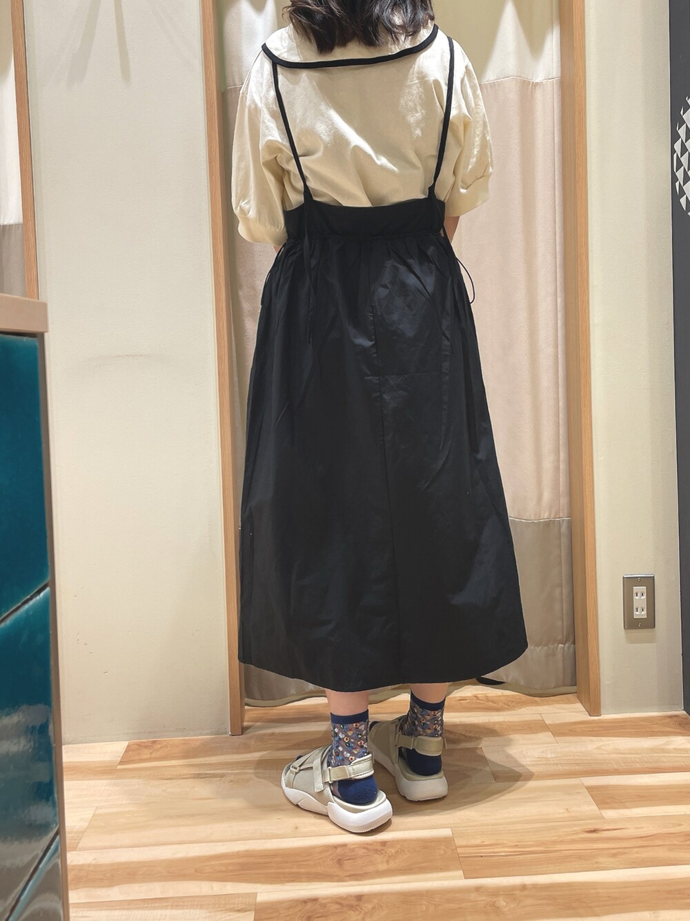 「キャミワンピ、ブラック、着回しコーデ、サマンサ モスモス(Samansa Mos2)、Samansa Mos2、SM2、カジュアル、春夏コーデ」｜「Samansa Mos2の透かしペーパートートバッグ（ハンドバッグ、ホワイト系）」を使った、もももさん（レディース・165cm）の春コーディネートの2枚目の写真