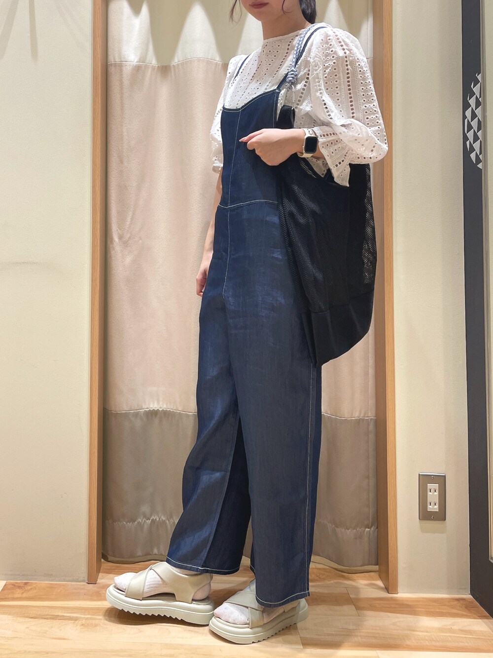 「カジュアルスタイル、春夏コーデ、初夏コーデ、デニム、サマンサモスモスブルー、Samansa Mos2 blue、ブラウス、サロペット」｜「Samansa Mos2 blueのアイテム（シューズ、ホワイト系）」を使った、もももさん（レディース・165cm）の春コーディネートの2枚目の写真