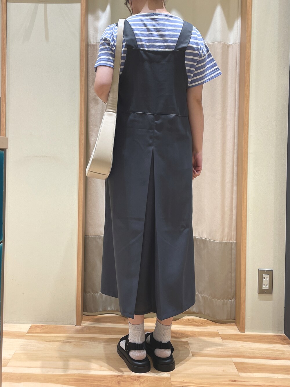 「カジュアルコーデ、初夏コーデ、ボーダー、チャコールグレー、ブルー、サマンサモスモスブルー、Samansa Mos2 blue」｜「Samansa Mos2 blueのワンハンドルナイロンコンビトート（ハンドバッグ、ベージュ系）」を使った、もももさん（レディース・165cm）の春コーディネートの2枚目の写真