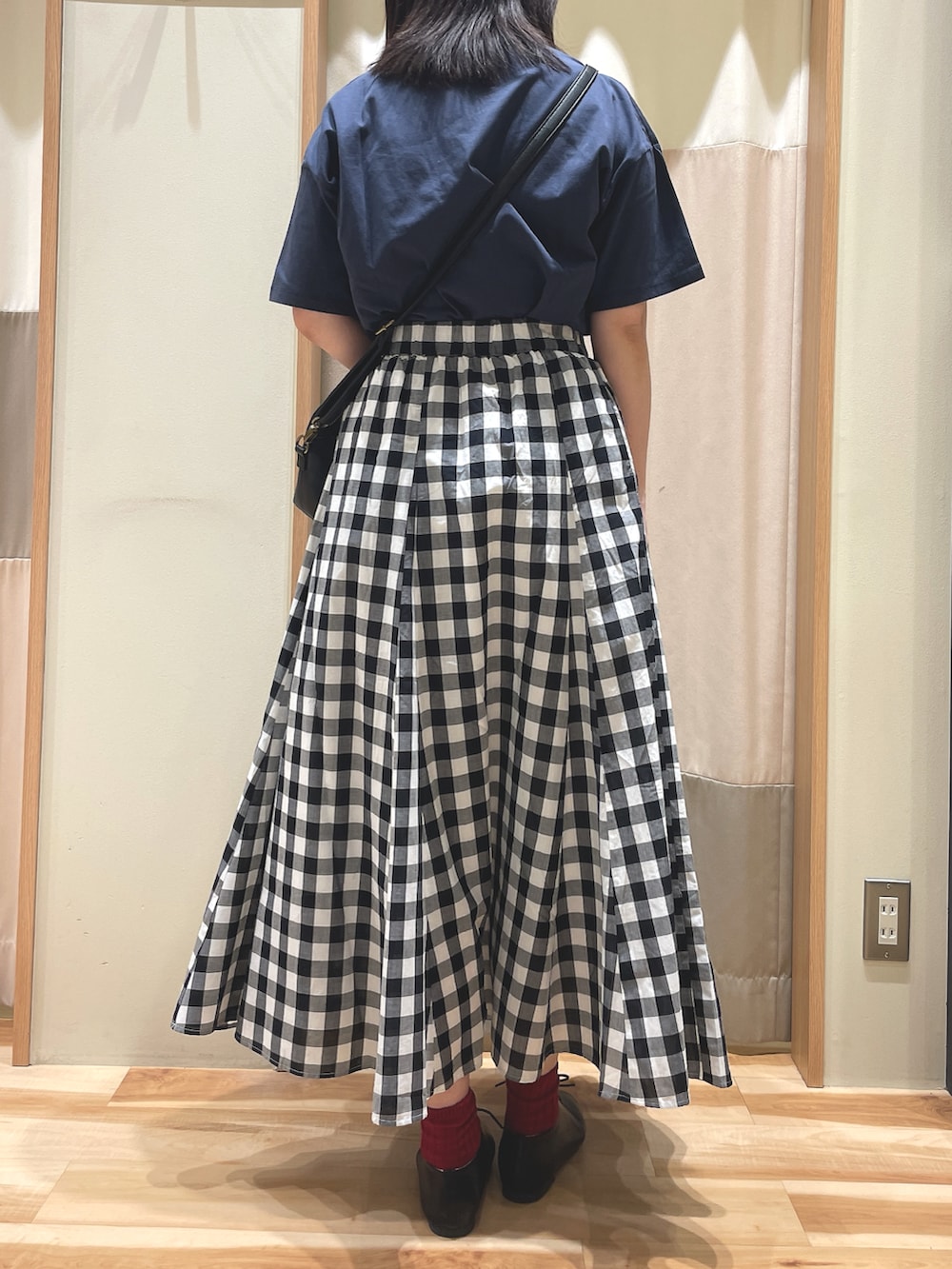 「シンプルコーデ、Tシャツ、ギンガムチェック、サマンサ モスモス(Samansa Mos2)、Samansa Mos2、SM2」｜「Samansa Mos2の【S/XLサイズ WEB限定】ソフトレースアップシューズ（その他シューズ、ブラック系）」を使った、もももさん（レディース・165cm）の春コーディネートの4枚目の写真