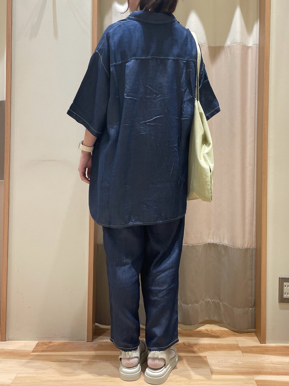 「大人カジュアル、オトナカジュアル、シンプルコーデ、リラックススタイル、サマンサモスモスブルー、デニム、デニムシャツ、サンダル、Samansa Mos2 blue、セットアップ」｜「Samansa Mos2 blueのアイテム（シューズ、ホワイト系）」を使った、もももさん（レディース・165cm）の春コーディネートの3枚目の写真