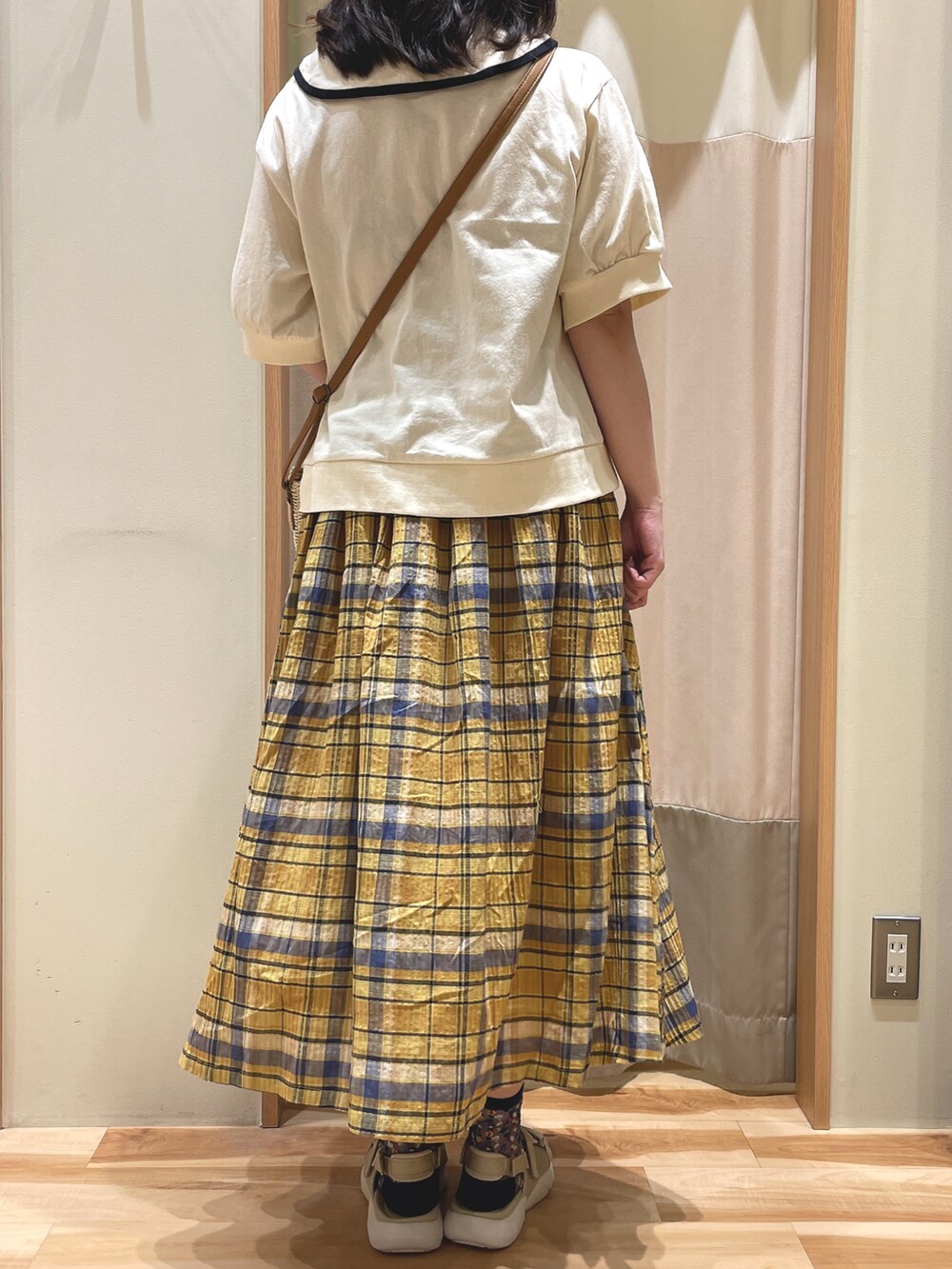 「ラクチンコーデ、春夏コーデ、夏コーデ、サマンサ モスモス(Samansa Mos2)、Samansa Mos2、SM2、イエロー」｜「Samansa Mos2の柄アソートギャザースカート（スカート、イエロー系）」を使った、もももさん（レディース・165cm）の春コーディネートの3枚目の写真