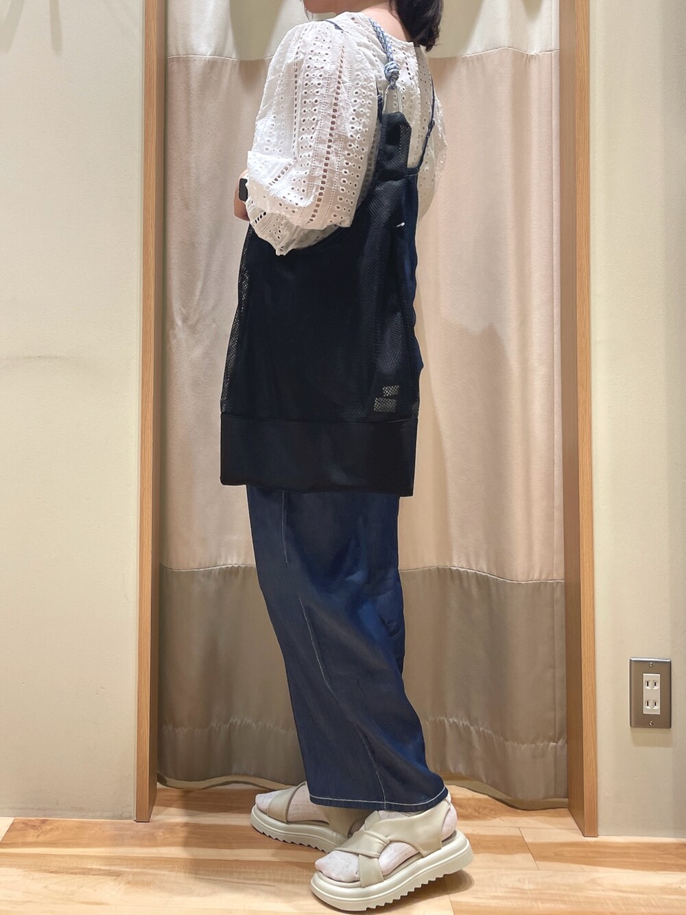 「カジュアルスタイル、春夏コーデ、初夏コーデ、デニム、サマンサモスモスブルー、Samansa Mos2 blue、ブラウス、サロペット」｜「Samansa Mos2 blueのアイテム（シューズ、ホワイト系）」を使った、もももさん（レディース・165cm）の春コーディネートの3枚目の写真