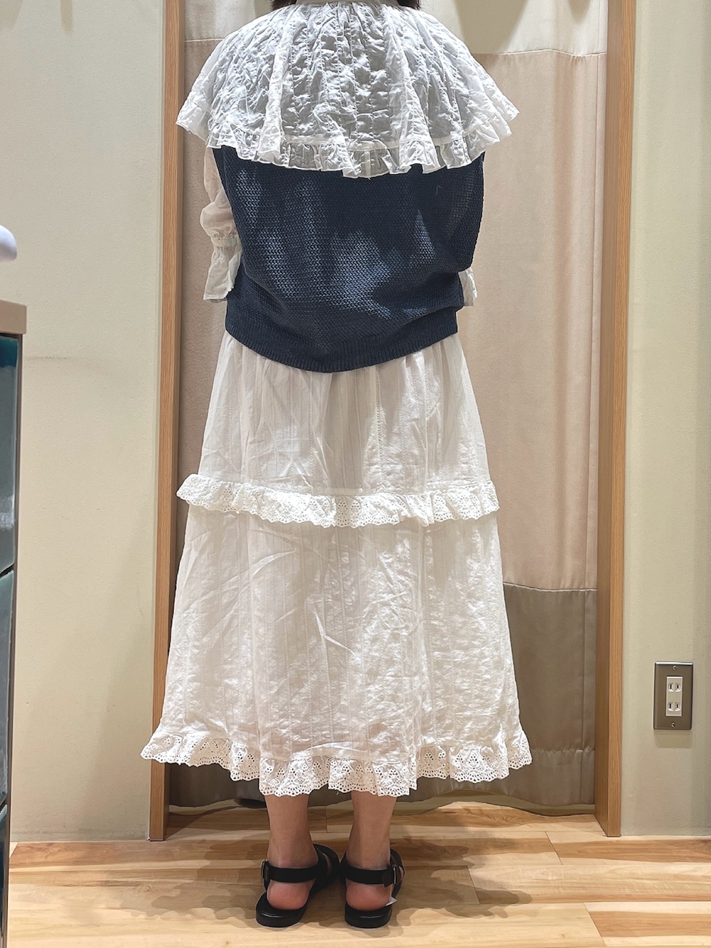 「夏ファッション、サマンサ モスモス(Samansa Mos2)、Samansa Mos2、ベスト、ガーリー、着回しコーデ」｜「Samansa Mos2の【S/XLサイズ WEB限定】ダブルベルトサンダル（サンダル、ブラック系）」を使った、もももさん（レディース・165cm）の夏コーディネートの2枚目の写真