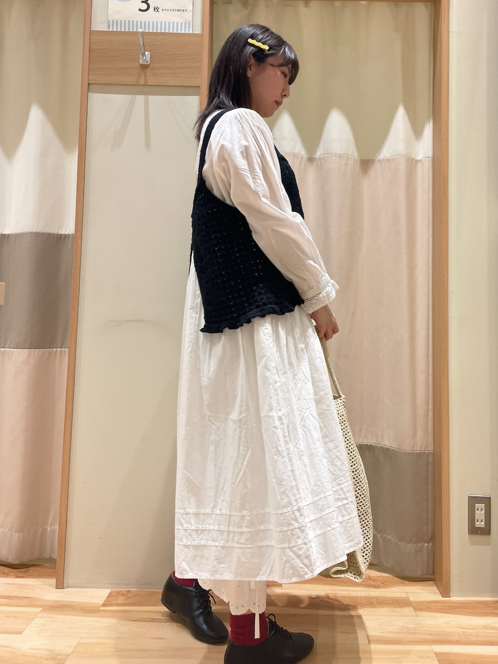 「春のNewスタイル、ビスチェ、春服、サマンサ モスモス(Samansa Mos2)、Samansa Mos2、SM2、ペーパーバッグ、レースアップシューズ、ワンピース、ワントーンコーデ、ペチパンツ、レース、レースワンピース」｜「Samansa Mos2の透かしペーパートートバッグ（ハンドバッグ、ホワイト系）」を使った、もももさん（レディース・165cm）の春コーディネートの2枚目の写真