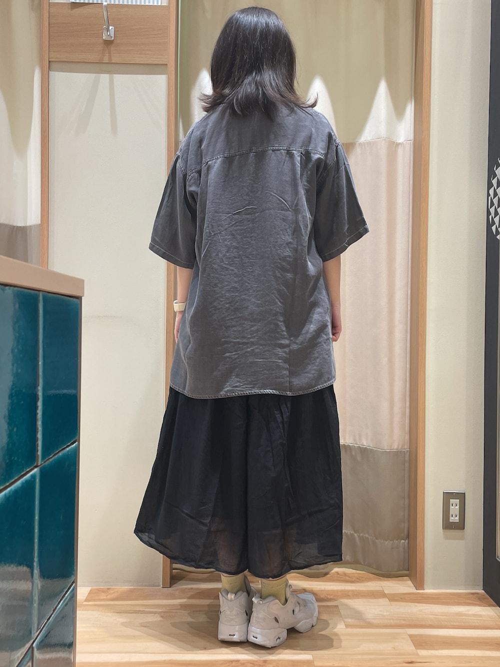 「オトナカジュアル、シンプルスタイル、シンプルコーデ、夏コーデ、デニムシャツ、スカーチョ、Tシャツ、スニーカー、サマンサモスモスブルー、Samansa Mos2 blue」｜「Samansa Mos2 blueのアイテム（パンツ、ブラック系）」を使った、もももさん（レディース・165cm）の春コーディネートの2枚目の写真